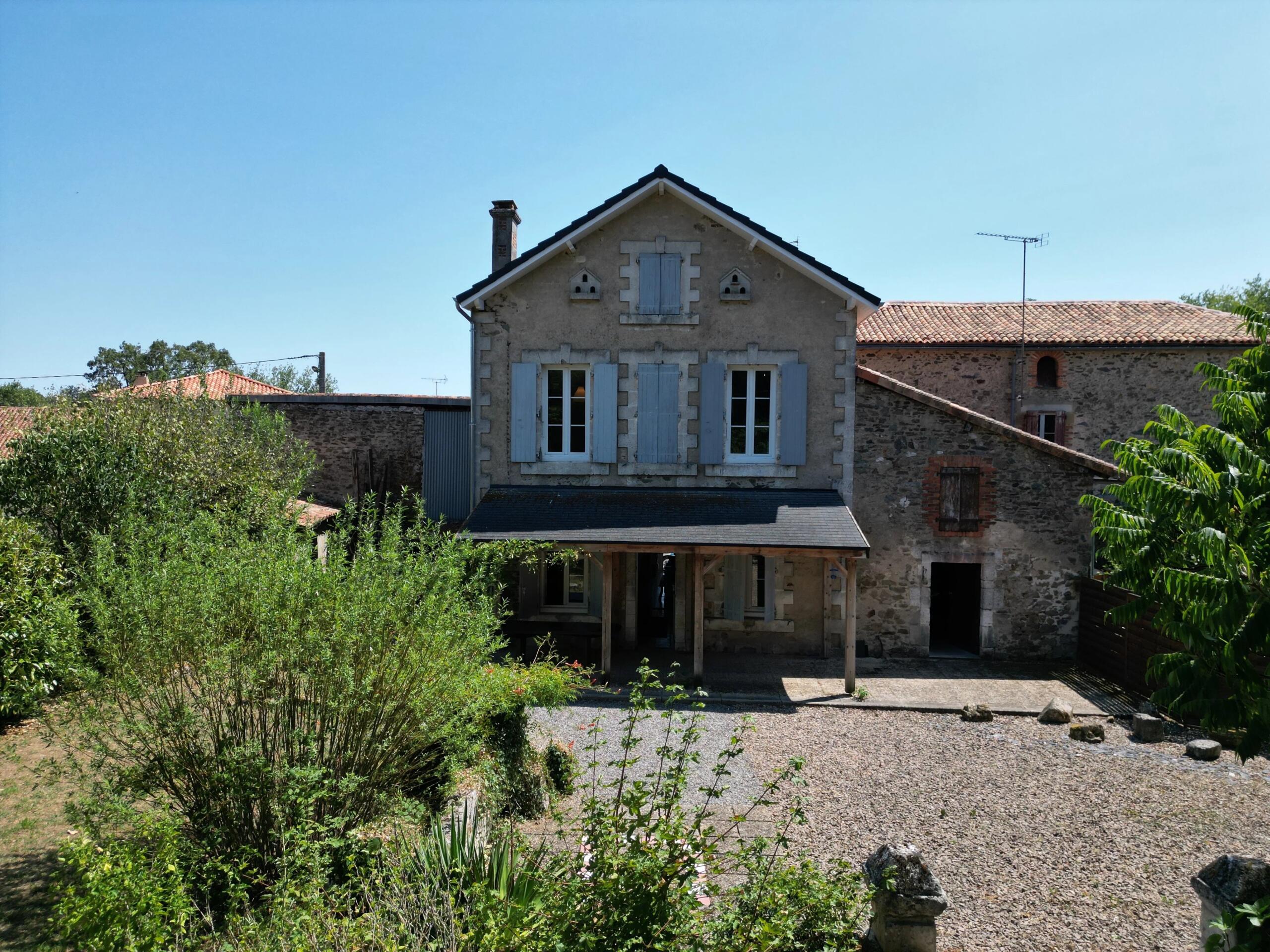 Substantial 5 bedroom house, feature kitchen, large gardens, Poitou-Charentes – France – BVI86643