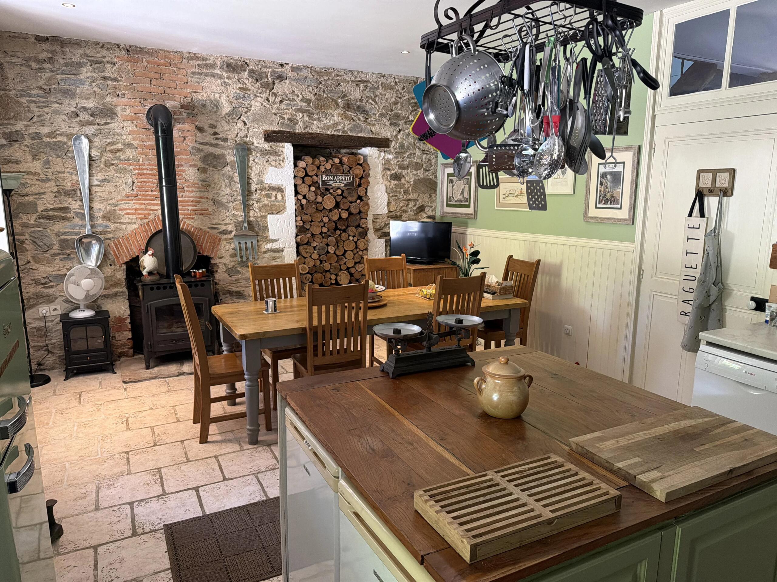 Substantial 5 bedroom house, feature kitchen, large gardens, Poitou-Charentes – France – BVI86643