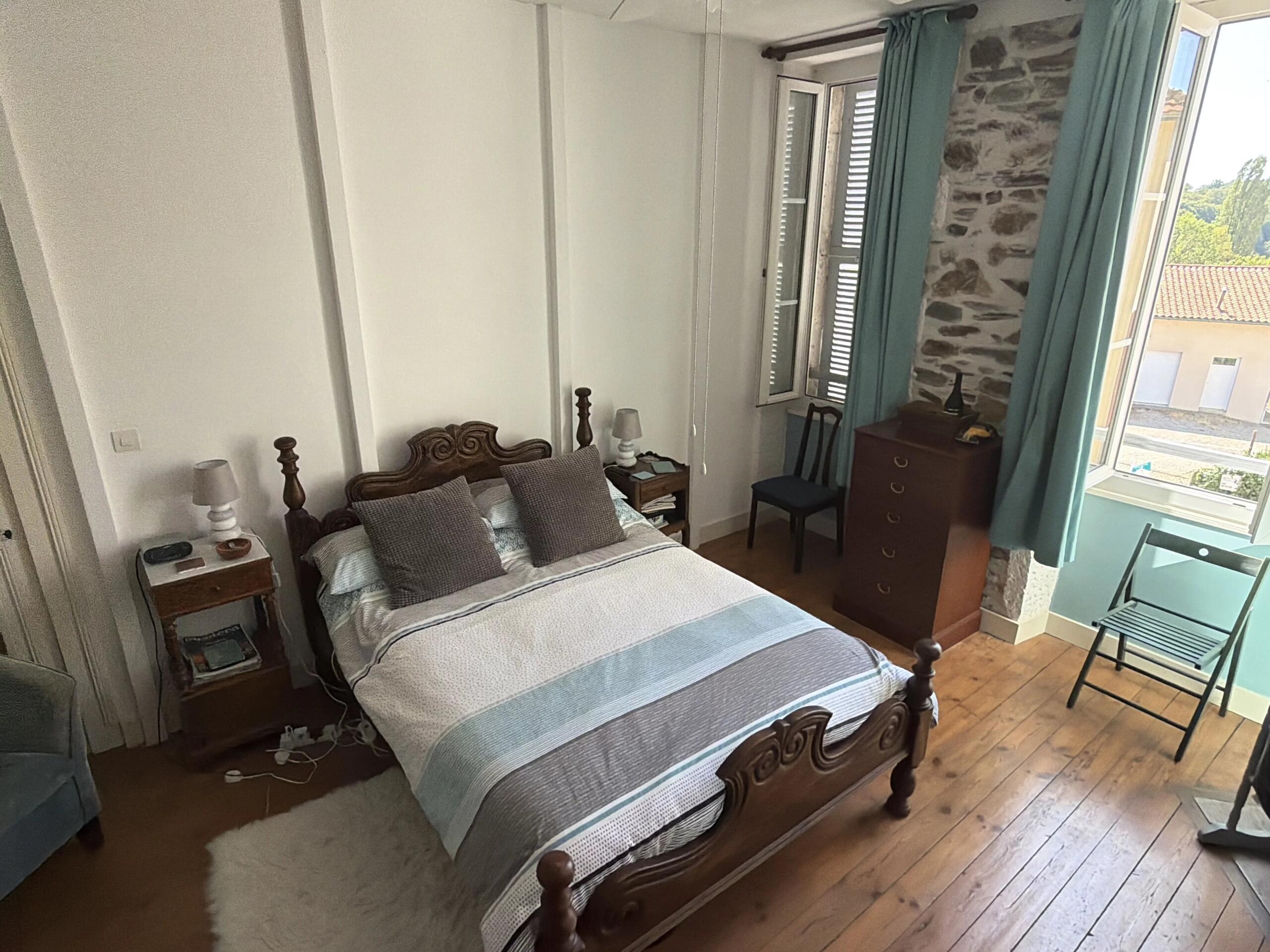 Substantial 5 bedroom house, feature kitchen, large gardens, Poitou-Charentes – France – BVI86643
