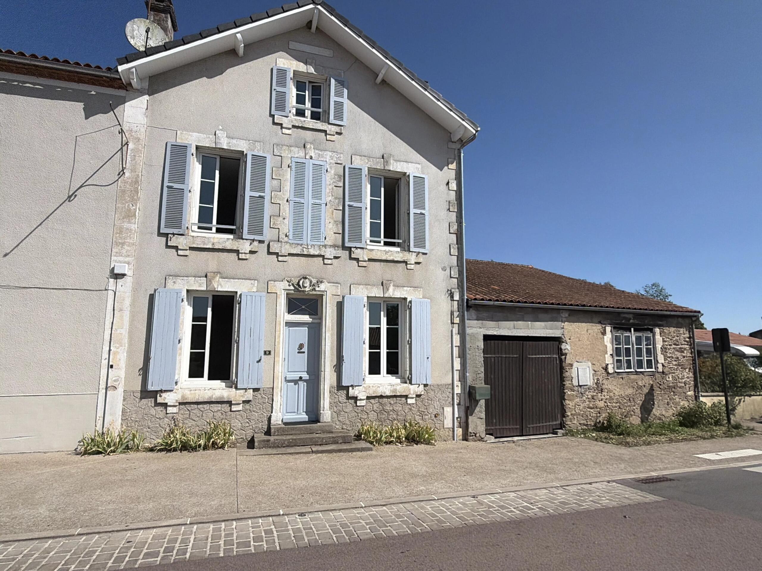 Substantial 5 bedroom house, feature kitchen, large gardens, Poitou-Charentes – France – BVI86643