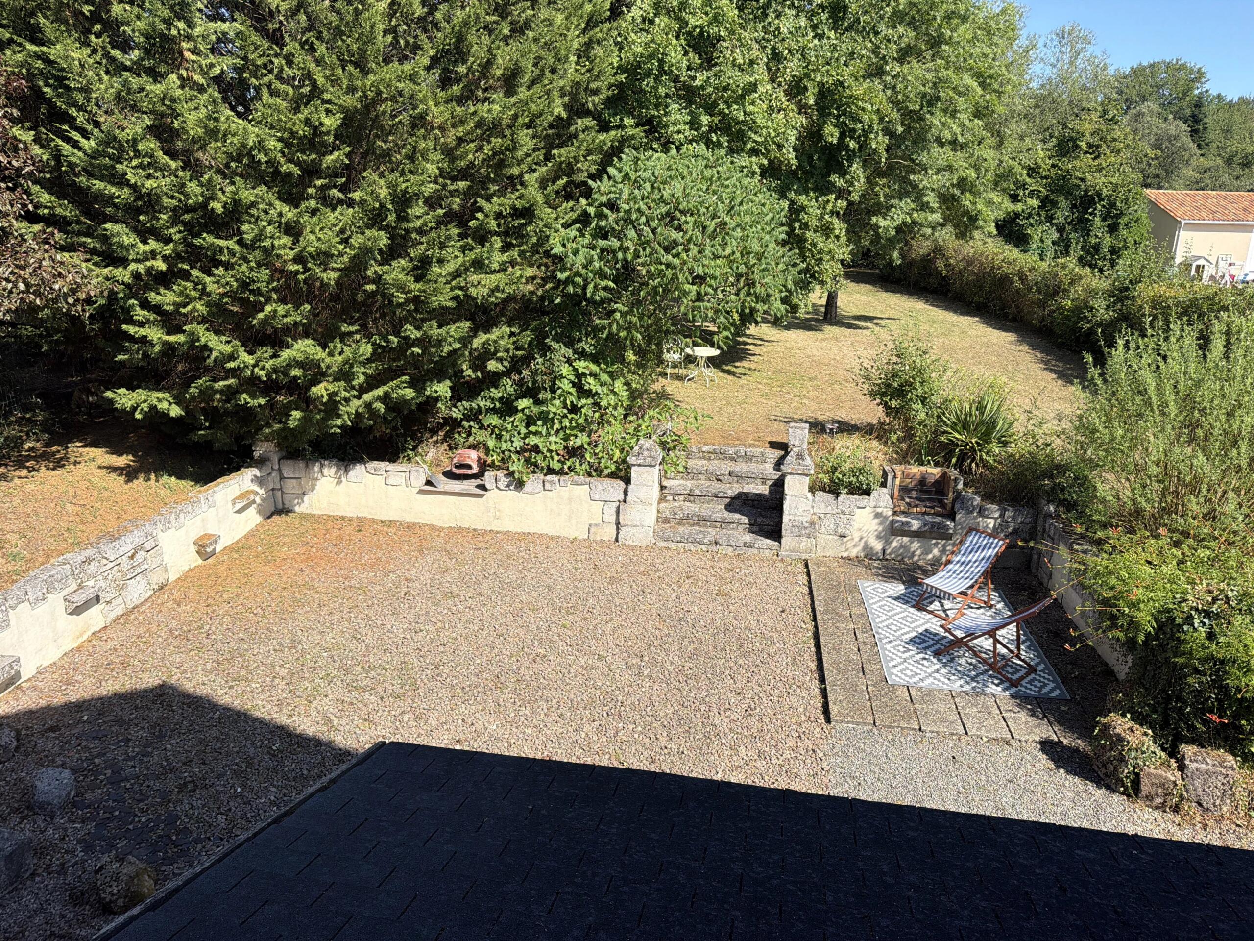 Substantial 5 bedroom house, feature kitchen, large gardens, Poitou-Charentes – France – BVI86643