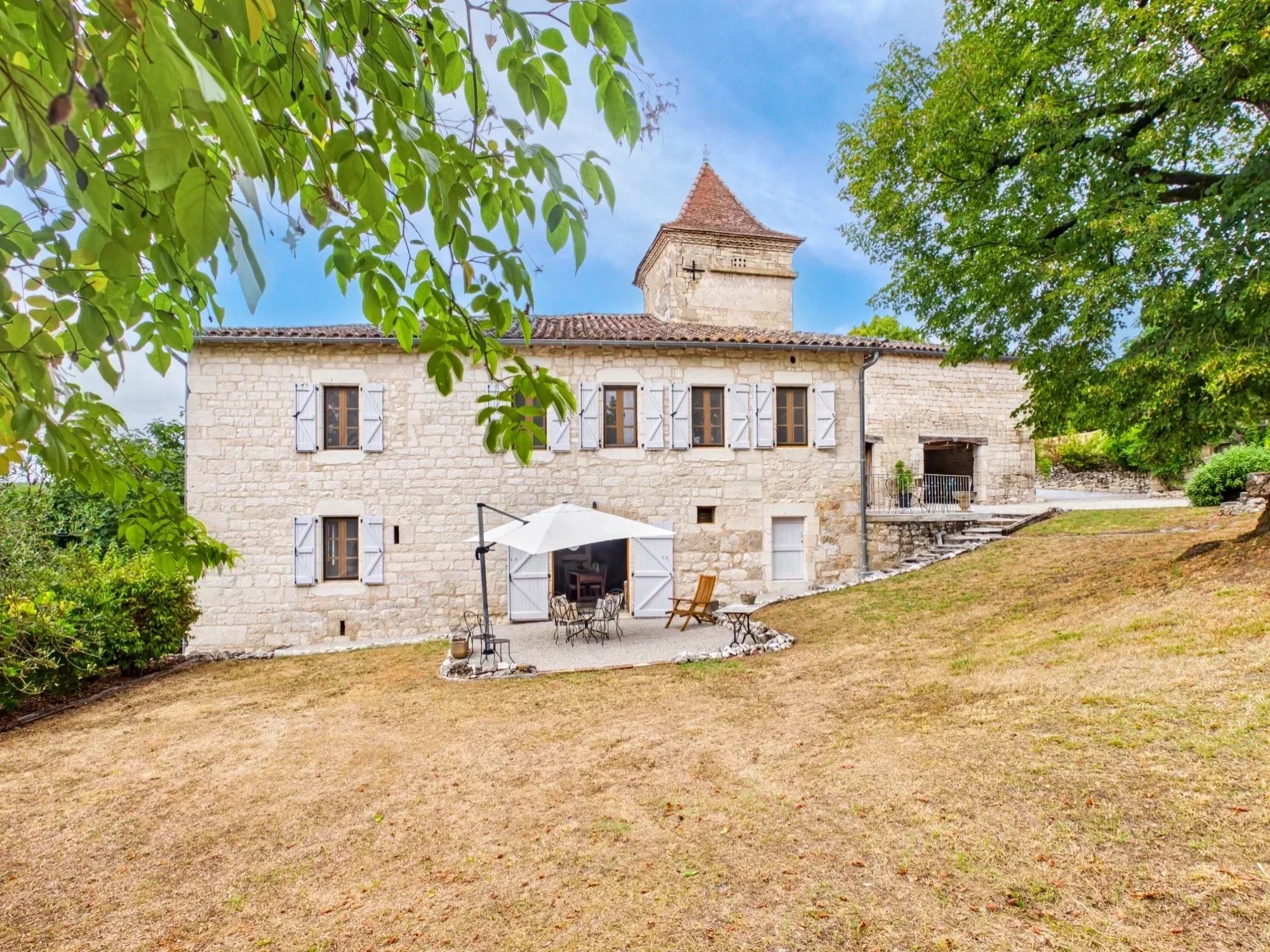 Exquisite Country Home with Views of Castelnau-de-Montmiral, Midi-Pyrénées – France – BVI86654