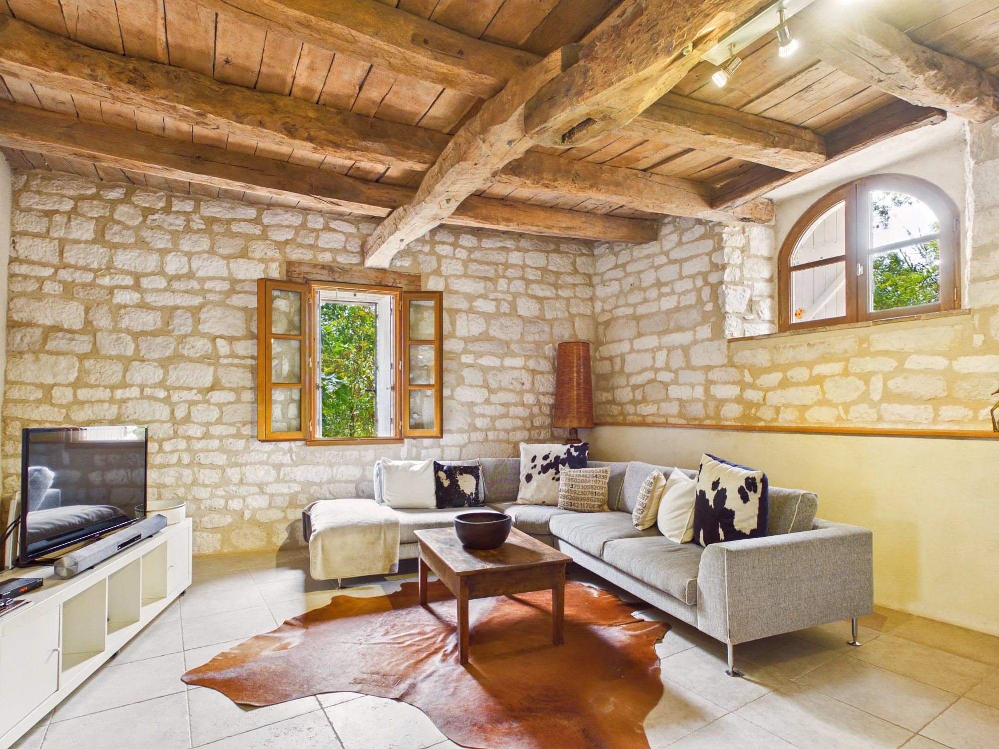 Exquisite Country Home with Views of Castelnau-de-Montmiral, Midi-Pyrénées – France – BVI86654