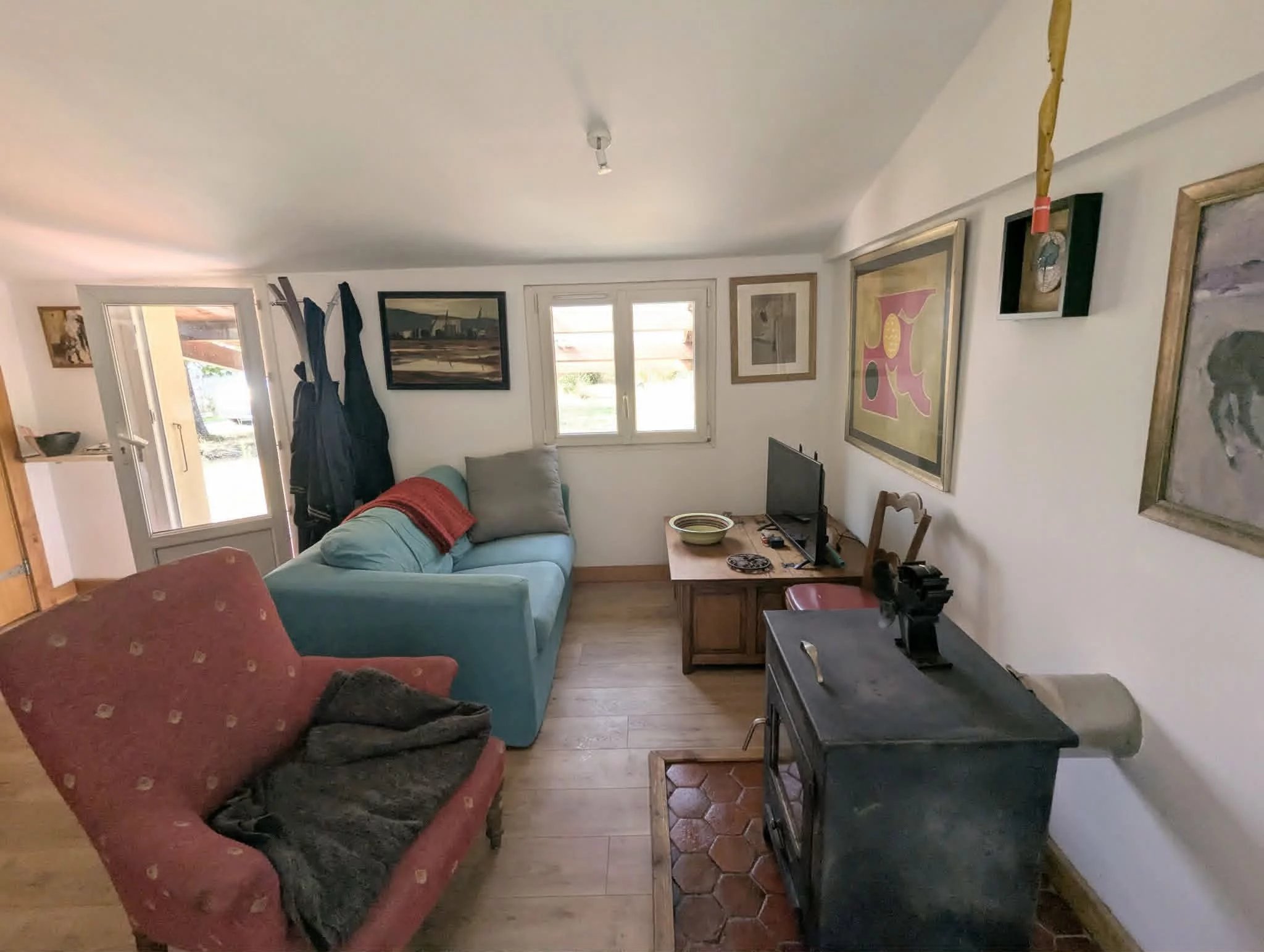 Charming One-Bedroom Cottage in a Peaceful Setting, Pays de la Loire – France – BVI86713