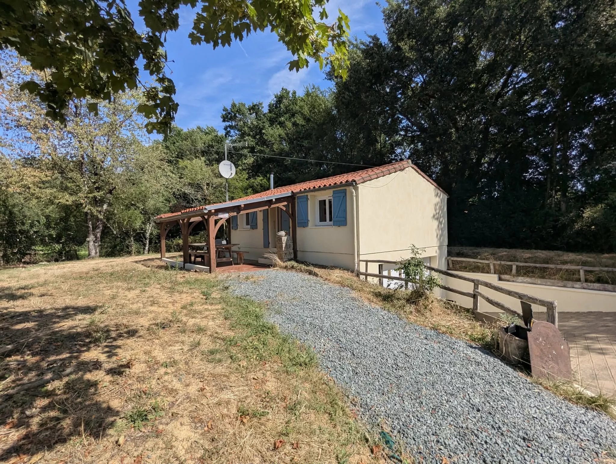 Charming One-Bedroom Cottage in a Peaceful Setting, Pays de la Loire – France – BVI86713