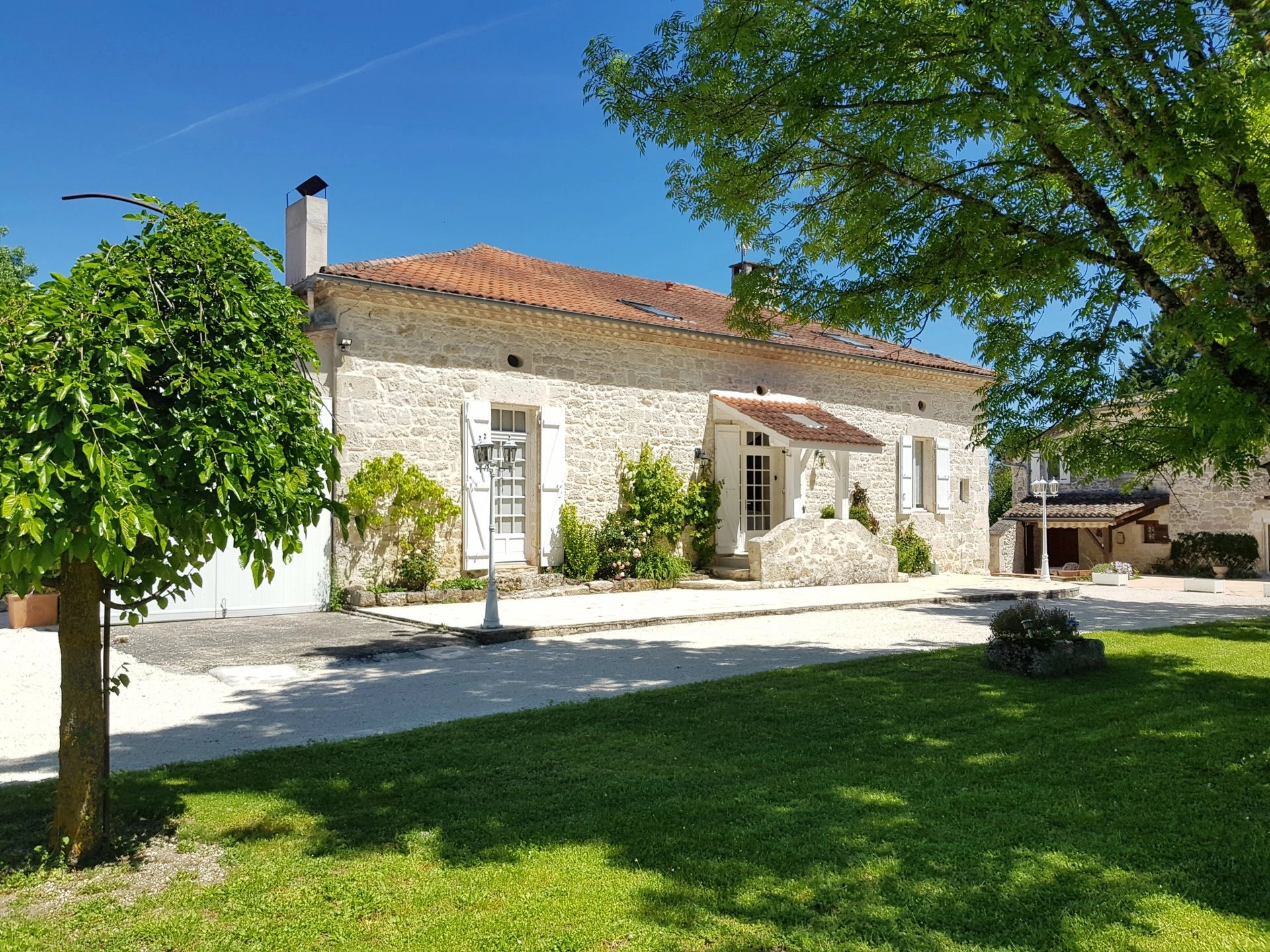 Charming Stone Property with Guest House, Swimming Pool and 2.5 Acres near Montaigu-de-Quercy, South West France, Midi-Pyrénées – France – BVI86642