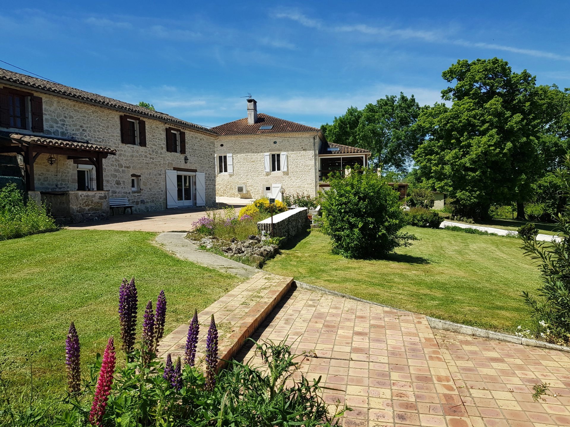 Charming Stone Property with Guest House, Swimming Pool and 2.5 Acres near Montaigu-de-Quercy, South West France, Midi-Pyrénées – France – BVI86642