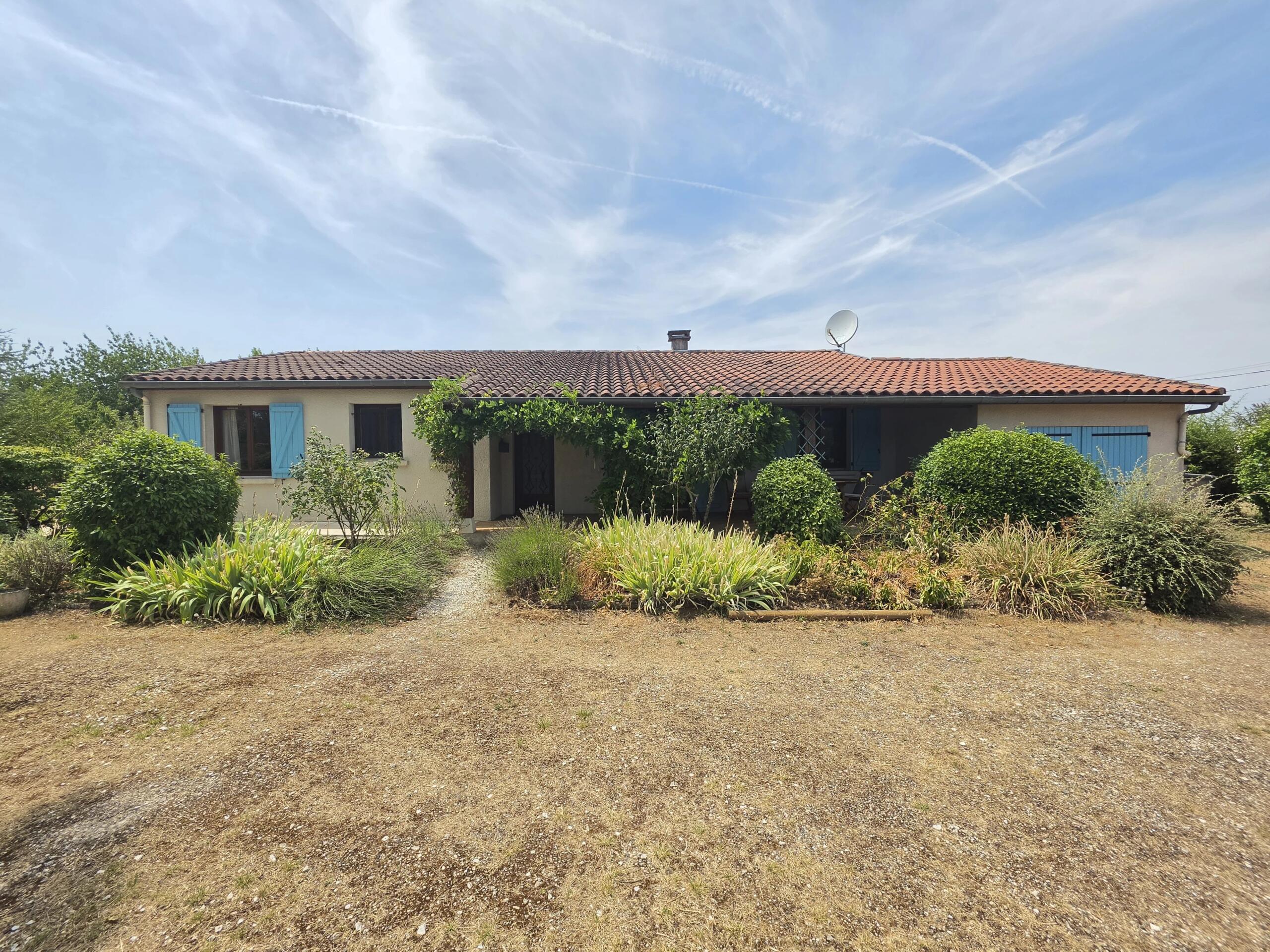 Single-Storey House with Swimming Pool, Garage and Enclosed Garden near Montaigu-de-Quercy, Tarn-et-Garonne, Midi-Pyrénées – France – BVI86641