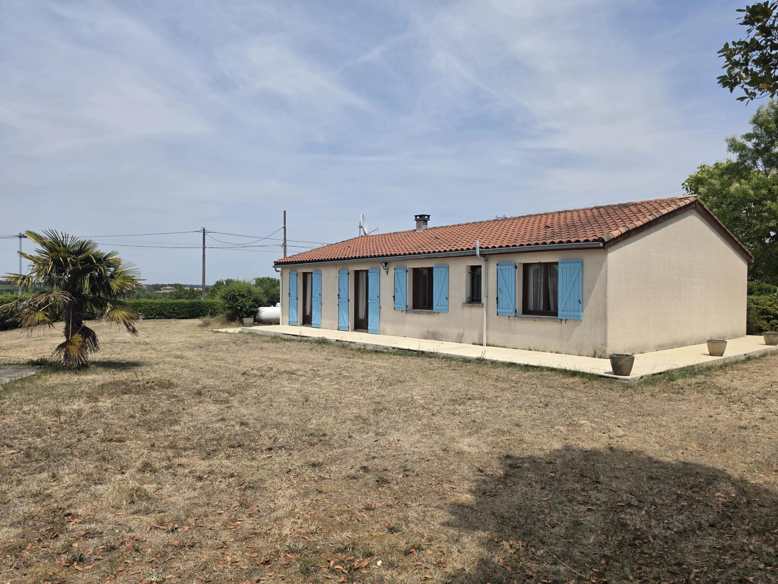 Single-Storey House with Swimming Pool, Garage and Enclosed Garden near Montaigu-de-Quercy, Tarn-et-Garonne, Midi-Pyrénées – France – BVI86641