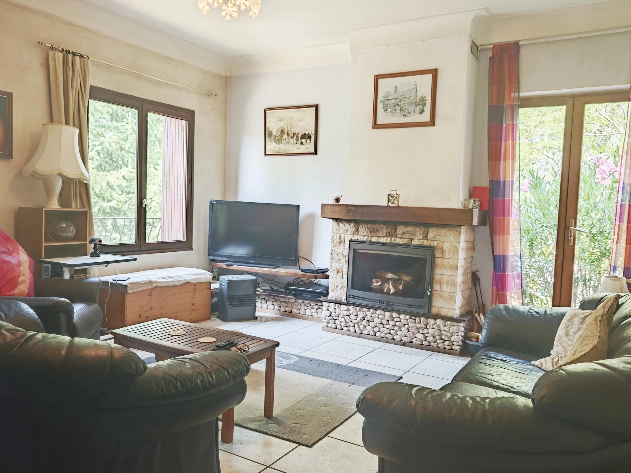 Detached 3-Bedroom Home with Large Garden – Walking Distance to Amenities, Languedoc-Roussillon – France – BVI86172