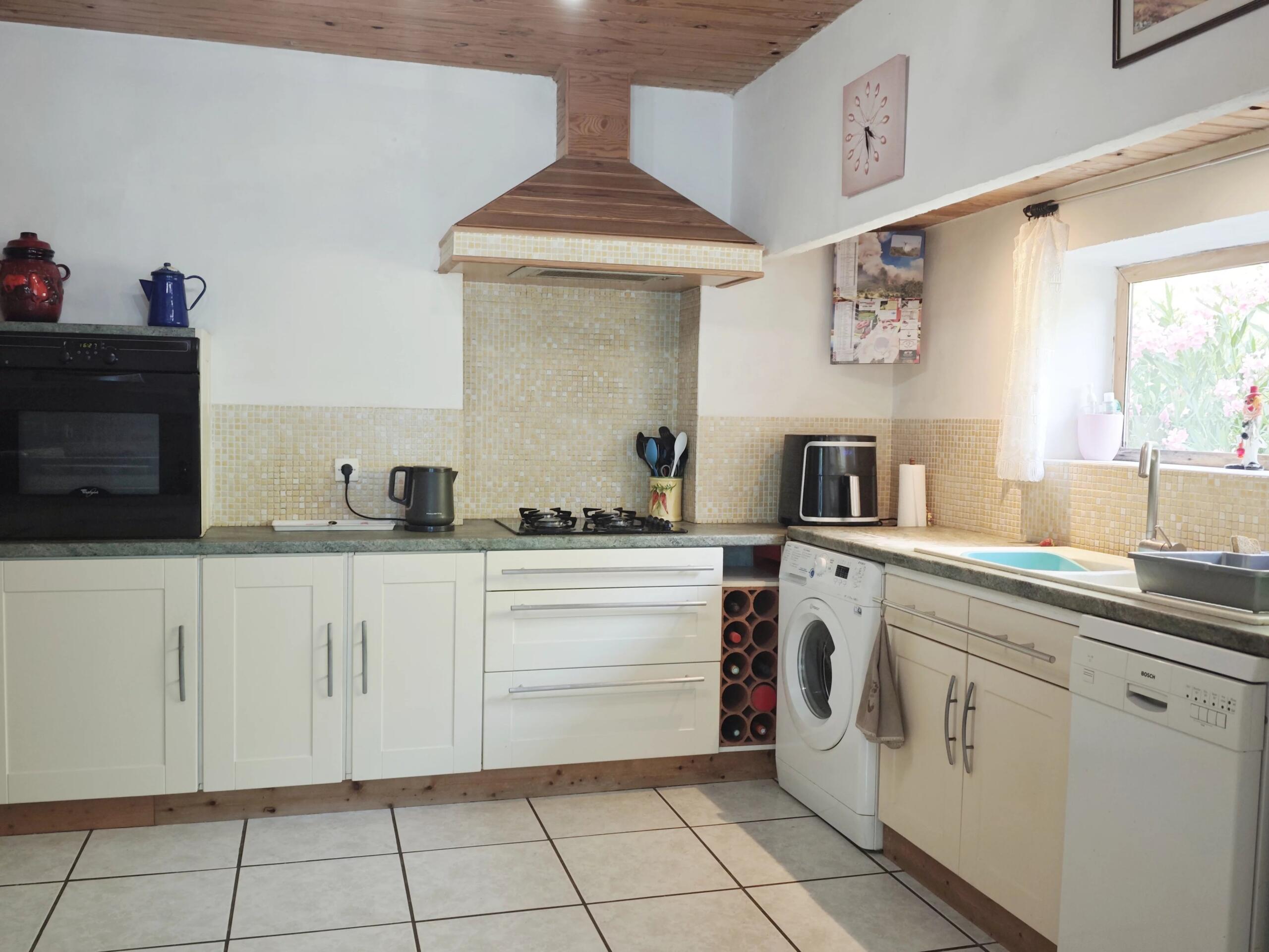 Detached 3-Bedroom Home with Large Garden – Walking Distance to Amenities, Languedoc-Roussillon – France – BVI86172