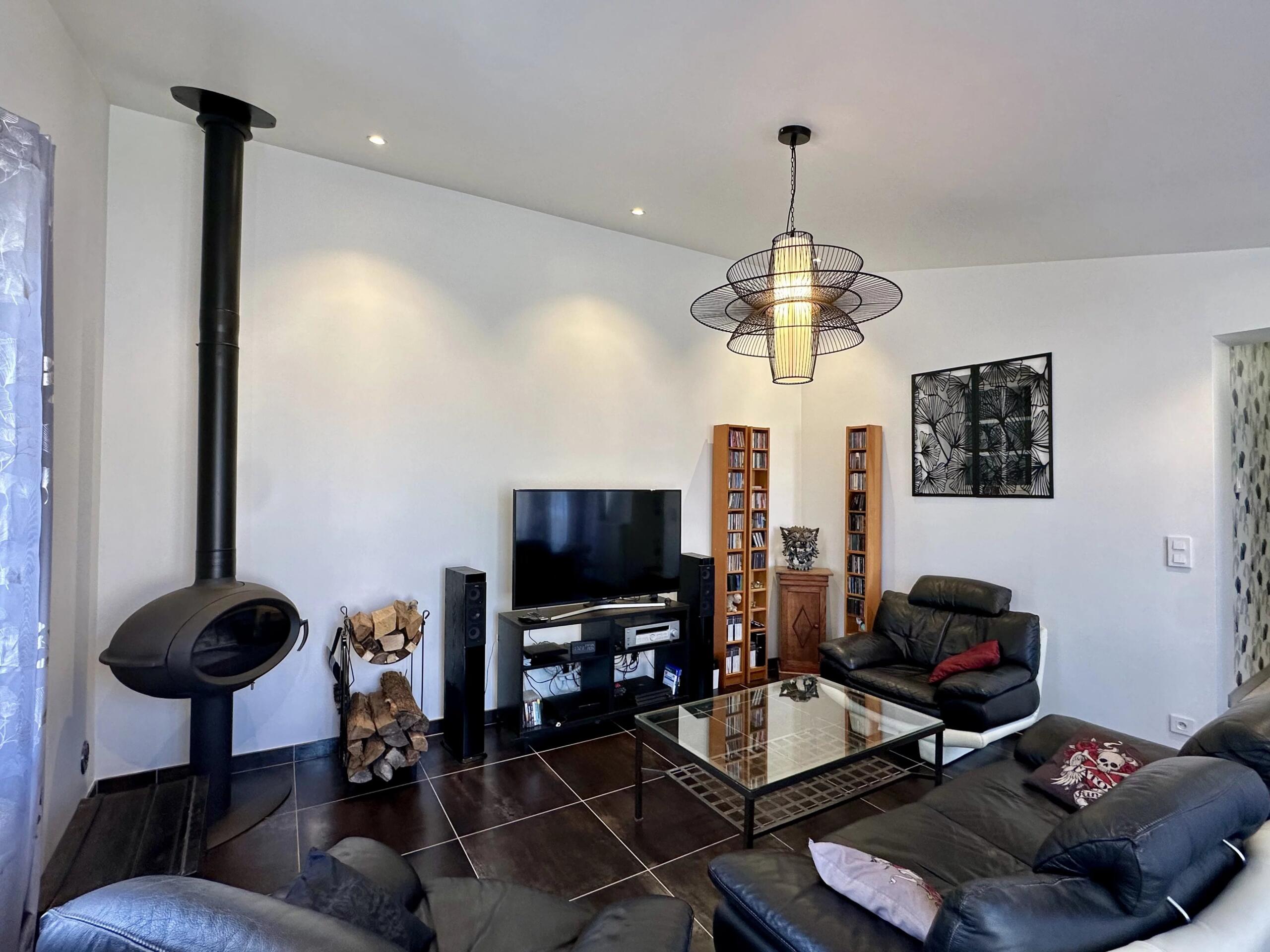 Beautifully Renovated Character Home with Stunning Kitchen, Enclosed Garden and 4 Bedrooms, Poitou-Charentes – France – BVI86138