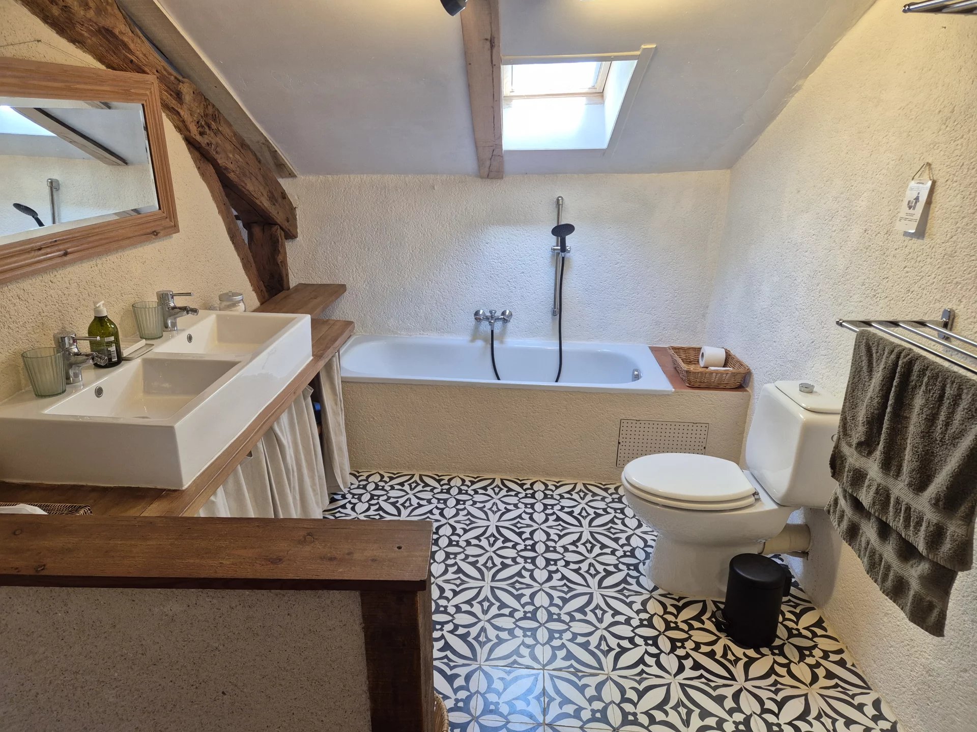 Character Stone Property with Two Houses, Swimming Pool and 1.2 Hectares near Montaigu-de-Quercy, South West France, Midi-Pyrénées – France – BVI80309