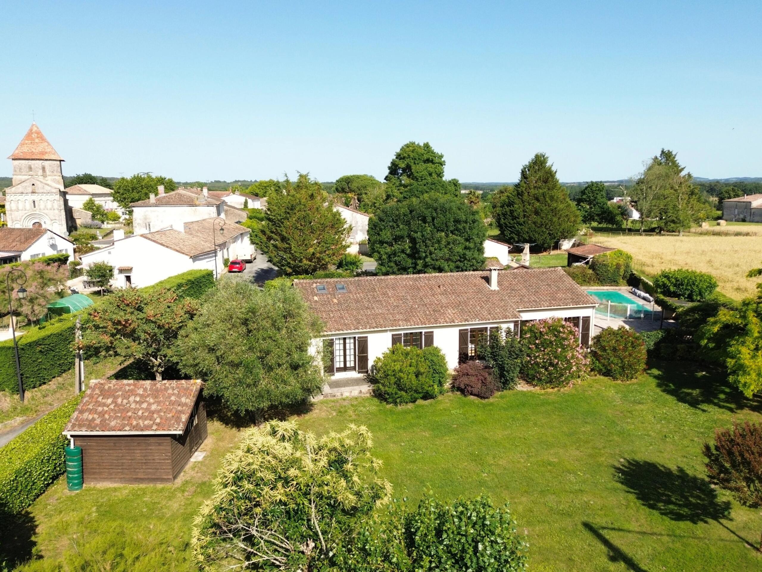 Immaculately presented 3-4 bedroom village home with pool, Aquitaine – France – BVI76830