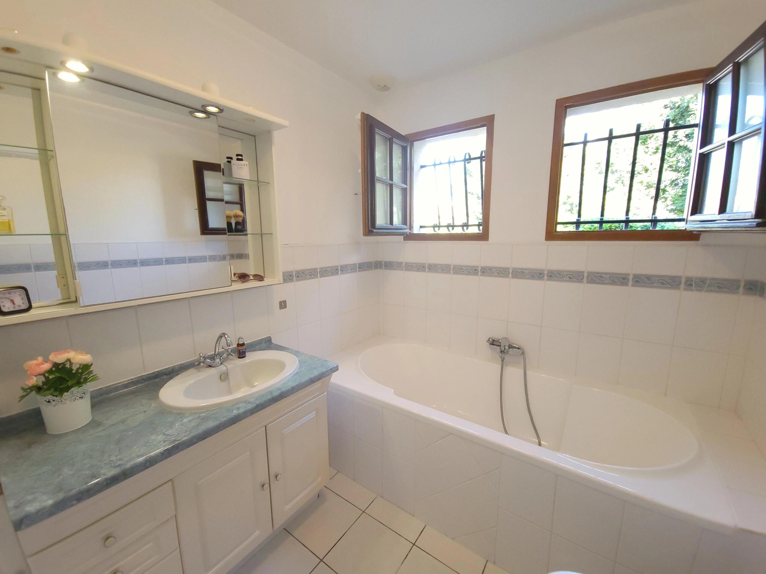Immaculately presented 3-4 bedroom village home with pool, Aquitaine – France – BVI76830