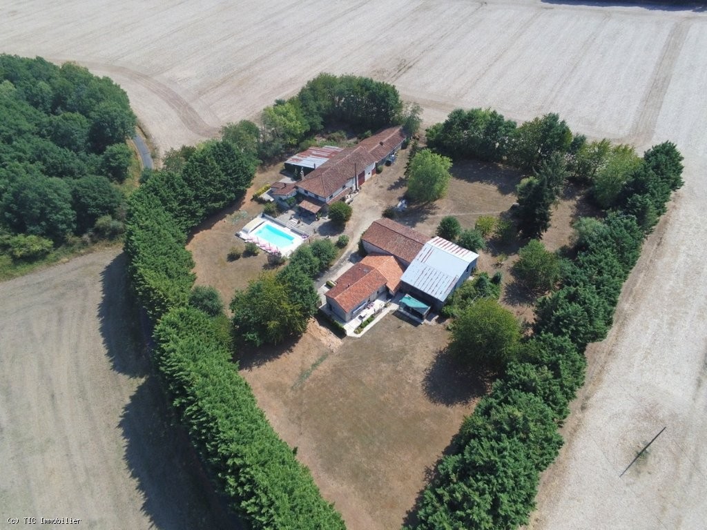 8 bedroom House in Charroux, France – r7560