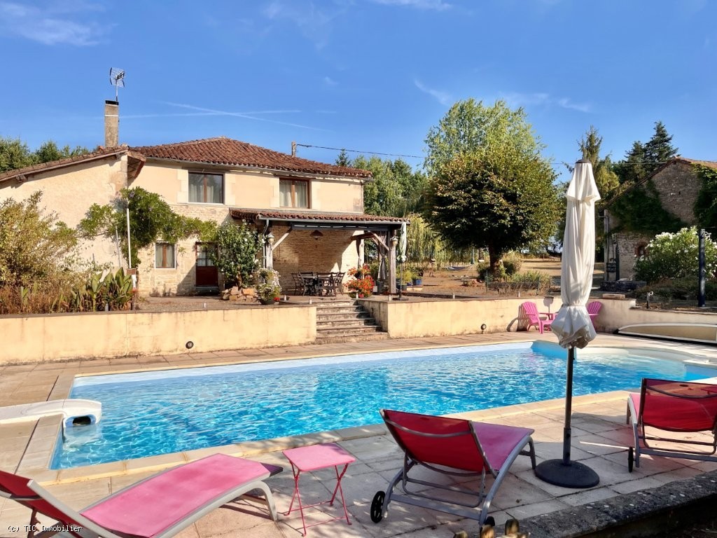 8 bedroom House in Charroux, France – r7560