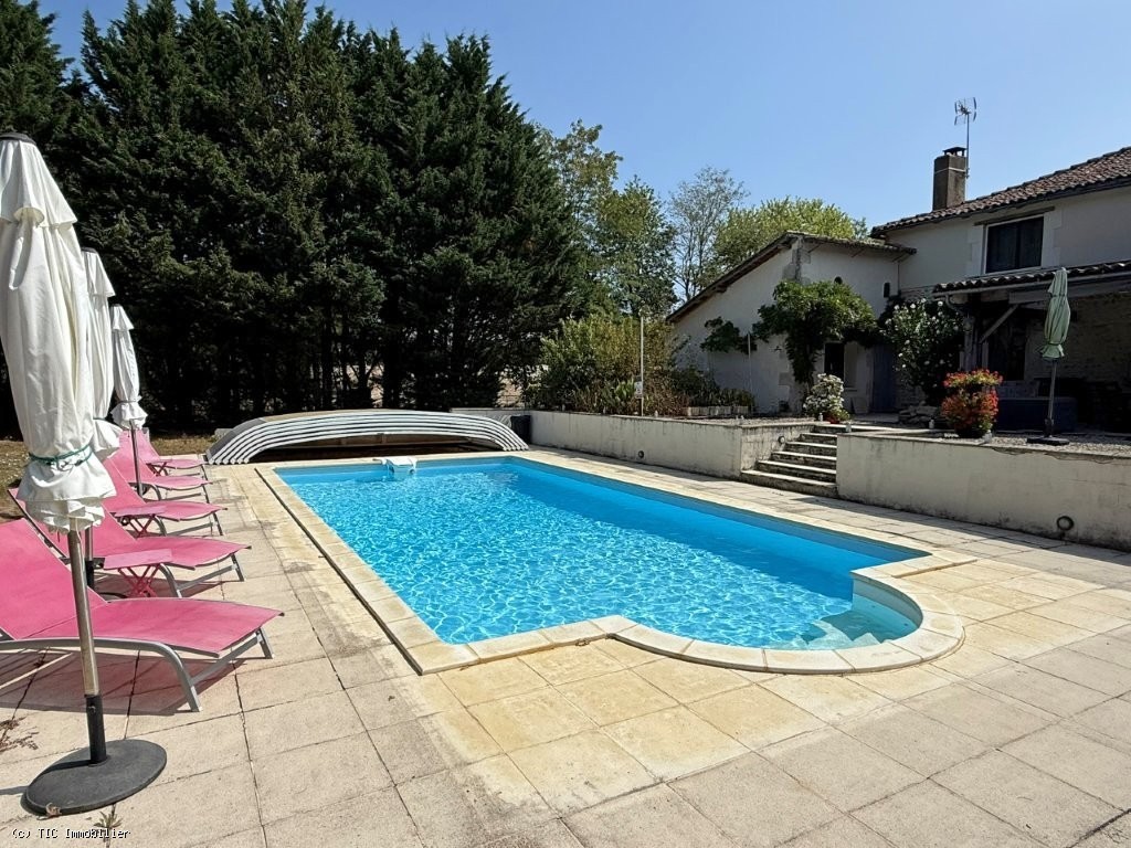 8 bedroom House in Charroux, France – r7560