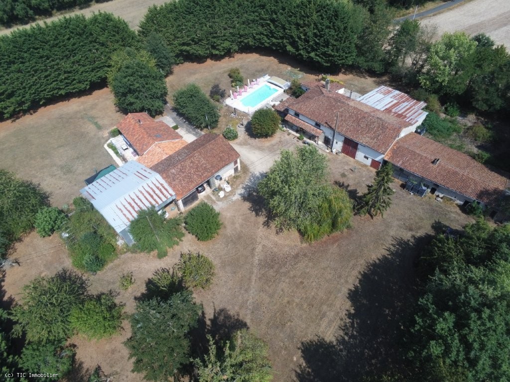 8 bedroom House in Charroux, France – r7560