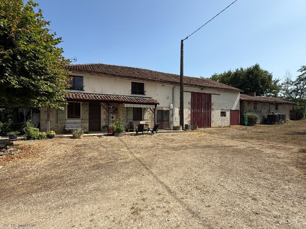 8 bedroom House in Charroux, France – r7560