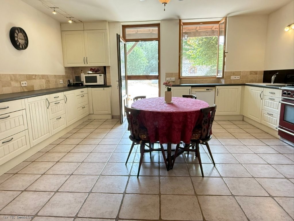 8 bedroom House in Charroux, France – r7560