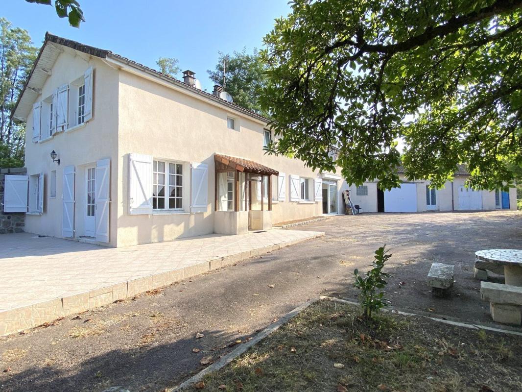 6 bedroom maison de village in Bussiere Badil, Dordogne, France