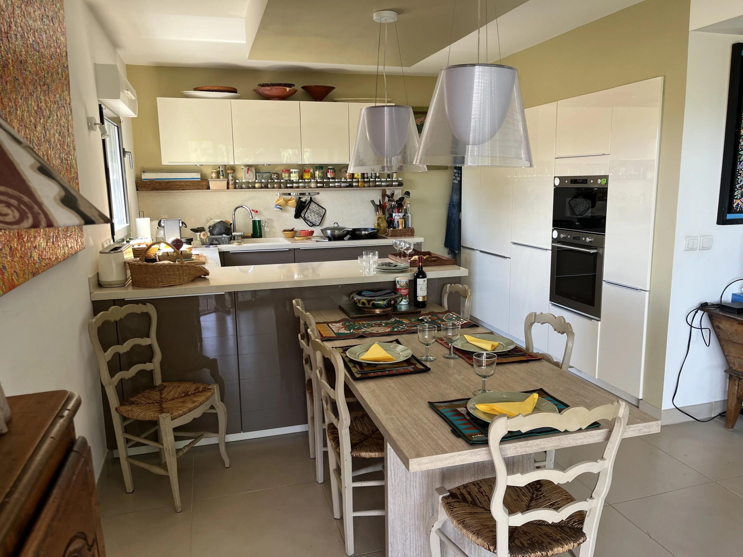 Aix-en-Provence – Beautiful 2-Bedroom Apartment with Panoramic Views, Terrace, Garage & Parking, Provence-Alpes-Côte d’Azur – France – BVI81708