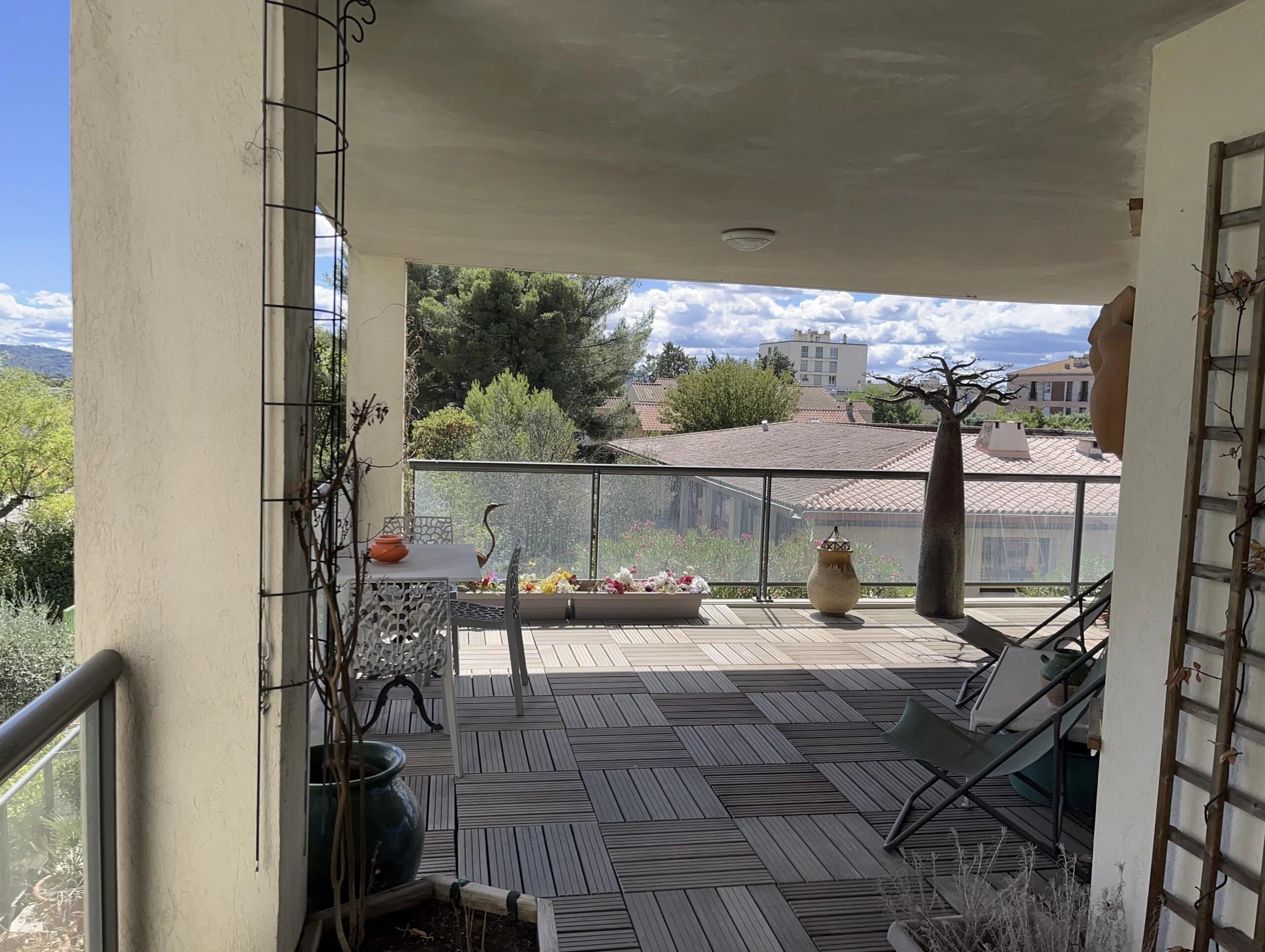 Aix-en-Provence – Beautiful 2-Bedroom Apartment with Panoramic Views, Terrace, Garage & Parking, Provence-Alpes-Côte d’Azur – France – BVI81708
