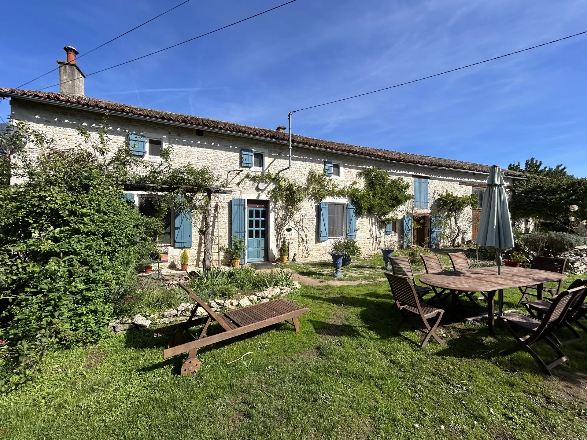 Pretty 3 bedroom cottage with large garden and barn close to Civray, Poitou-Charentes – France – BVI83229