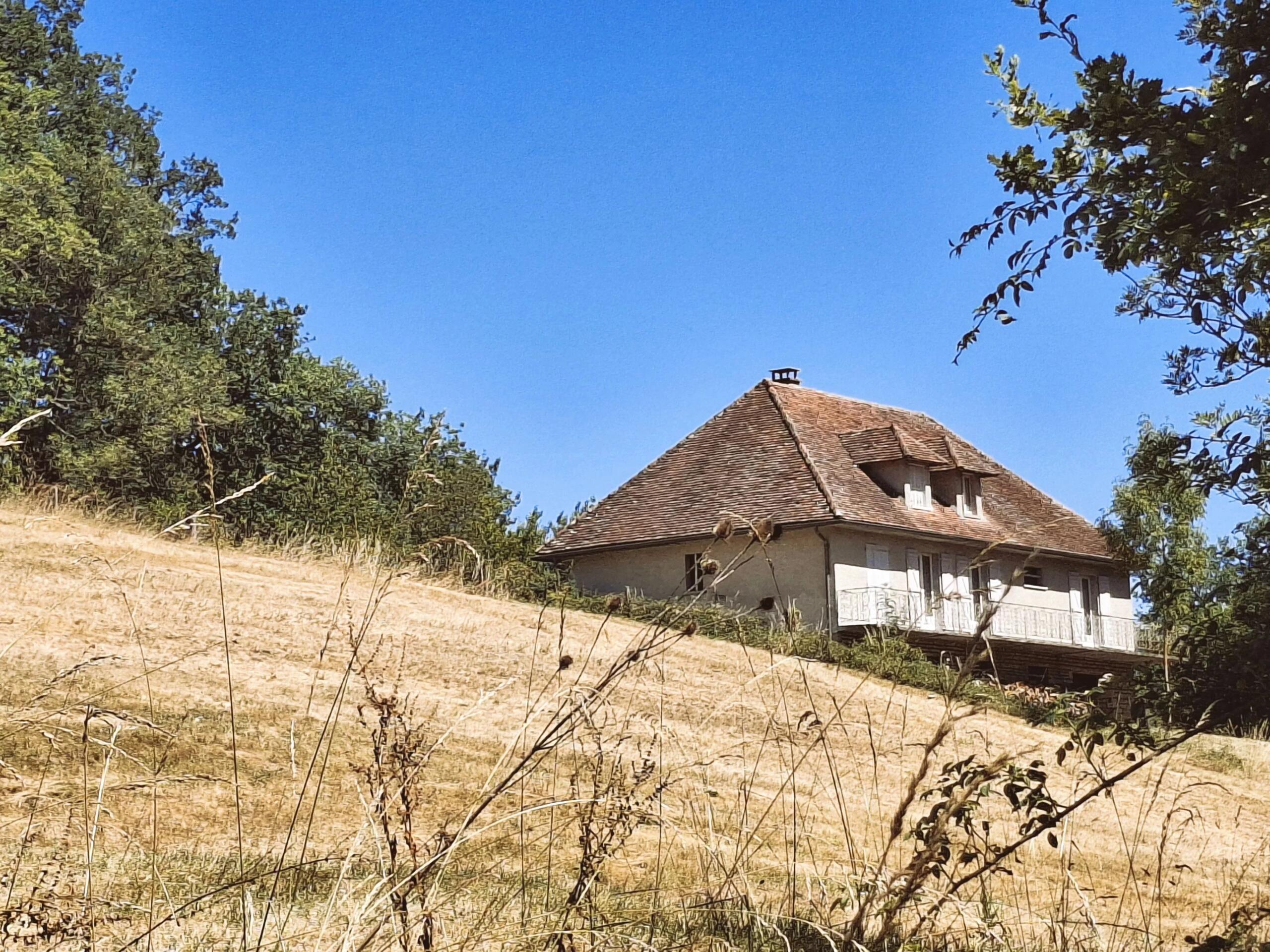 Spacious family home with 2 hectares of land, extensive outbuildings and beautiful countryside views, Midi-Pyrénées – France – BVI86459