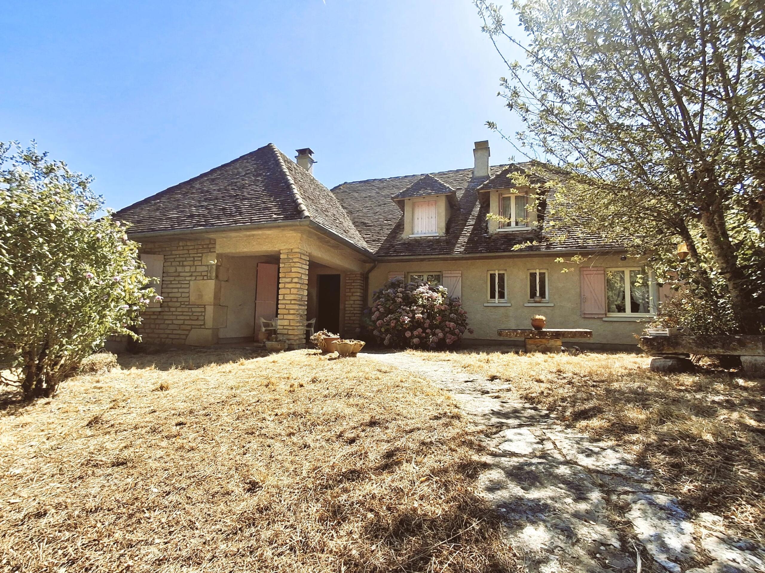 Spacious family home with 2 hectares of land, extensive outbuildings and beautiful countryside views, Midi-Pyrénées – France – BVI86459