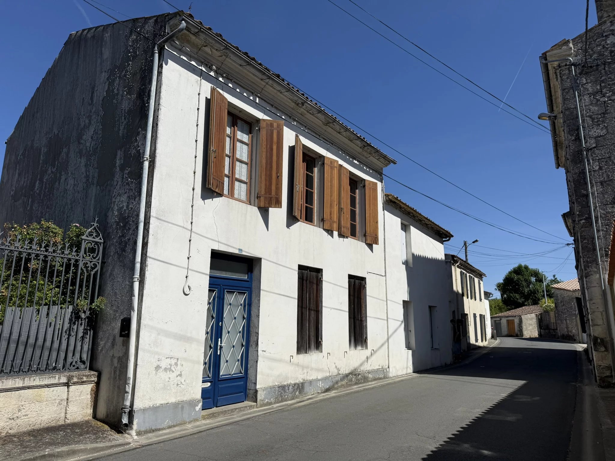 Village house with 3 bedrooms and 2 bathrooms, Poitou-Charentes – France – BVI80809