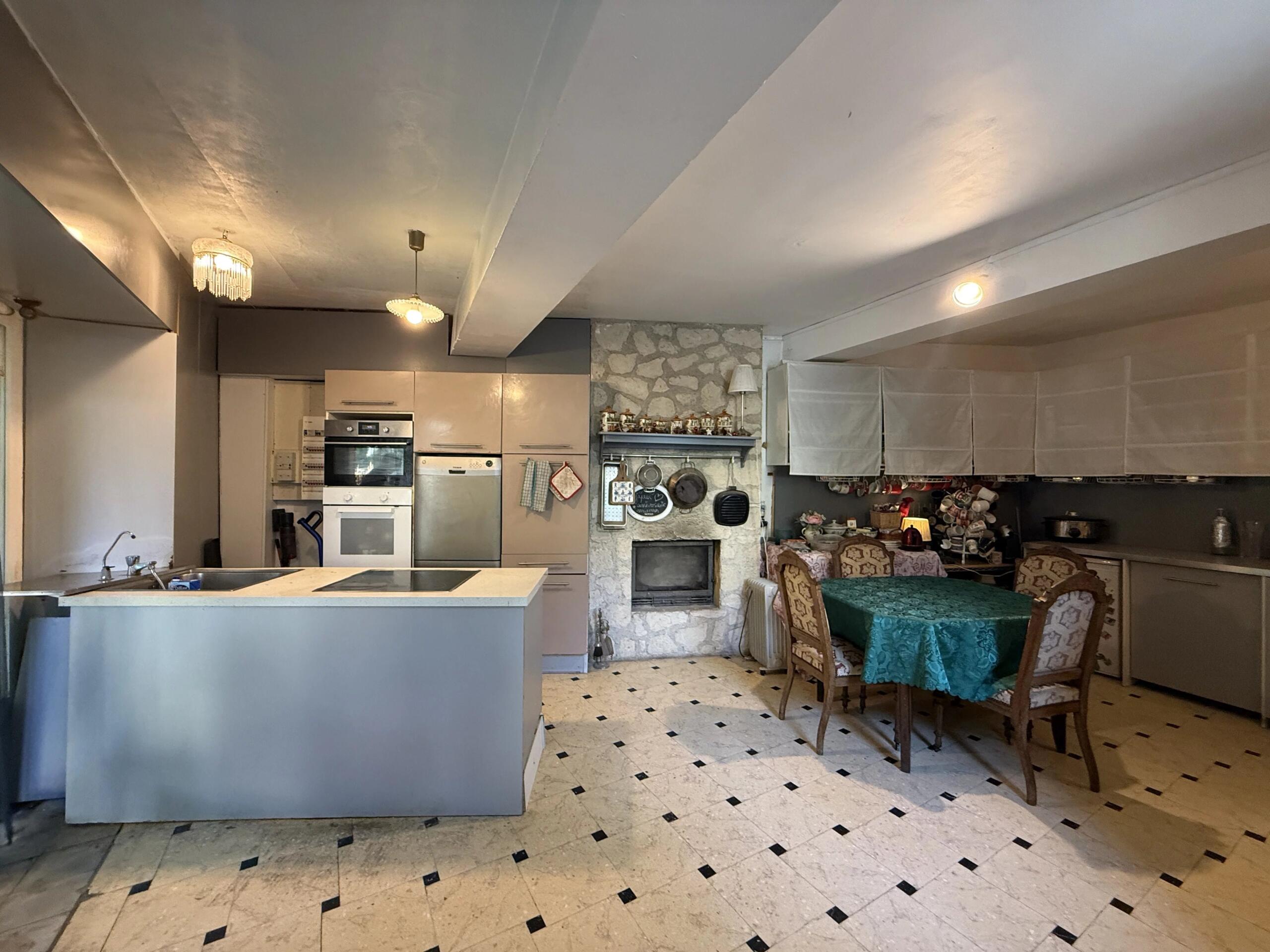 Town living in a private mansion with walled gardens, Poitou-Charentes – France – BVI85837