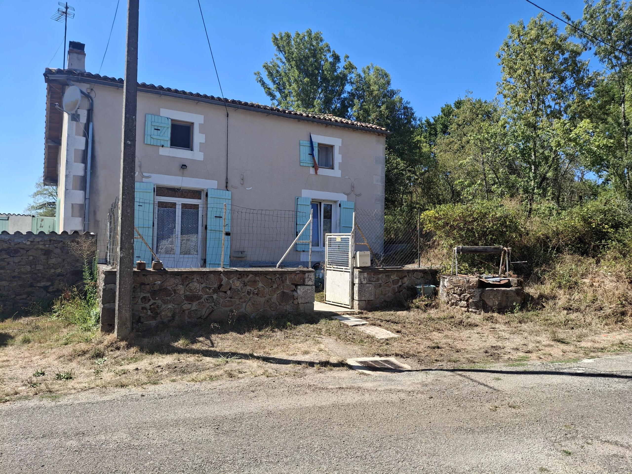 Family home with extensive outbuildings and land, Poitou-Charentes – France – BVI85389