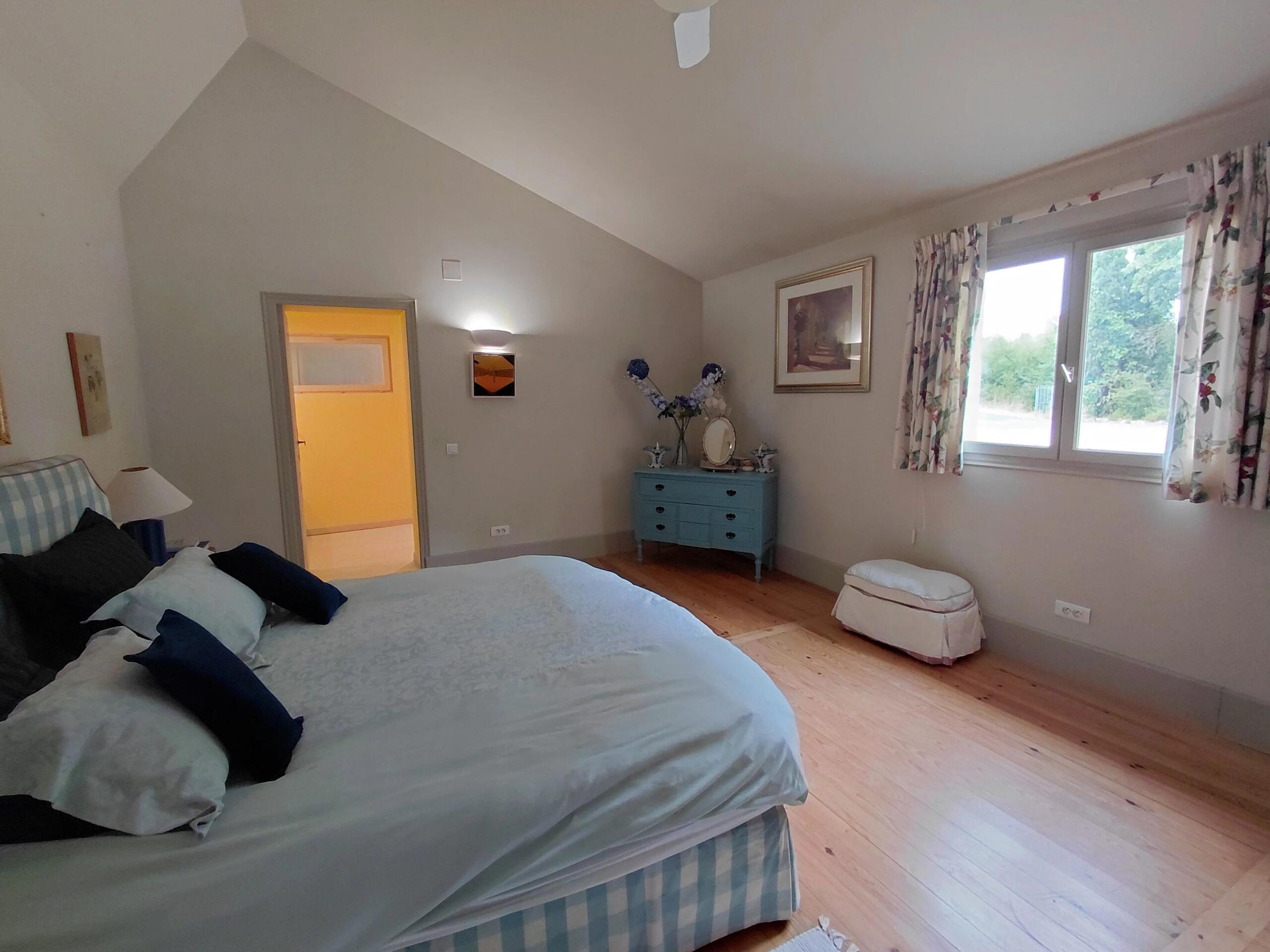 Two character properties near to Cordes-sur-Ciel at end of dead-end land with panaromique views, Midi-Pyrénées – France – BVI86781