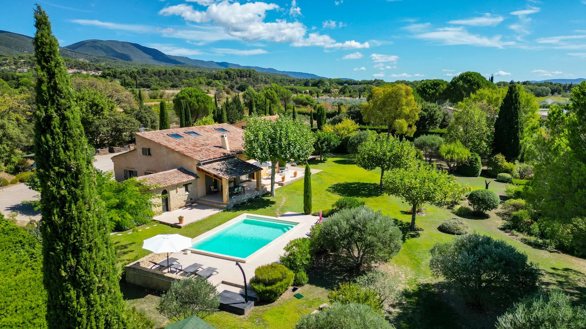 Between Lourmarin and Vaugines – An Exceptional Provençal Estate with Views of the Sainte-Victoire, Provence-Alpes-Côte d’Azur – France – BVI82375