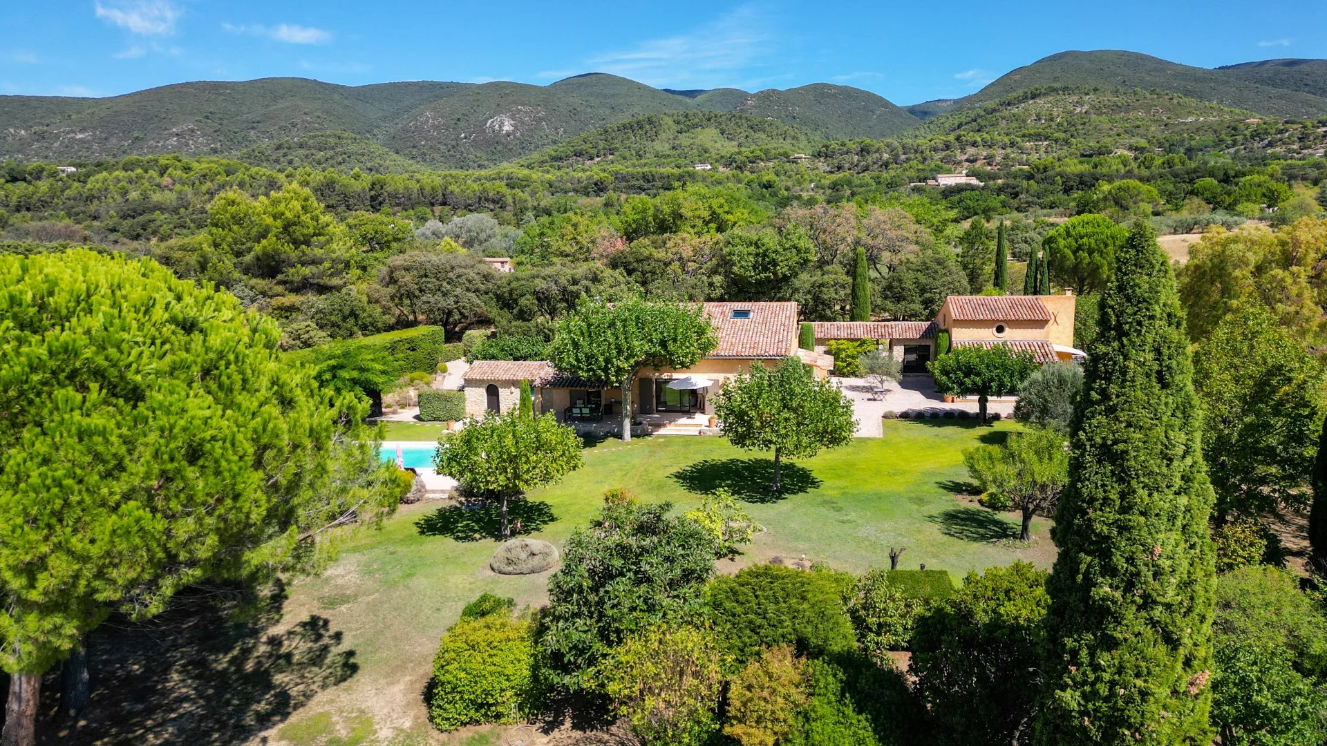 Between Lourmarin and Vaugines – An Exceptional Provençal Estate with Views of the Sainte-Victoire, Provence-Alpes-Côte d’Azur – France – BVI82375
