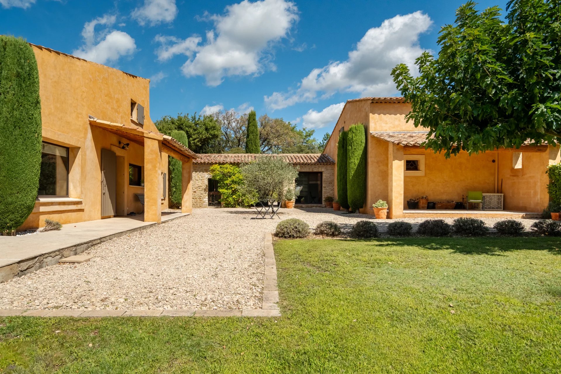 Between Lourmarin and Vaugines – An Exceptional Provençal Estate with Views of the Sainte-Victoire, Provence-Alpes-Côte d’Azur – France – BVI82375