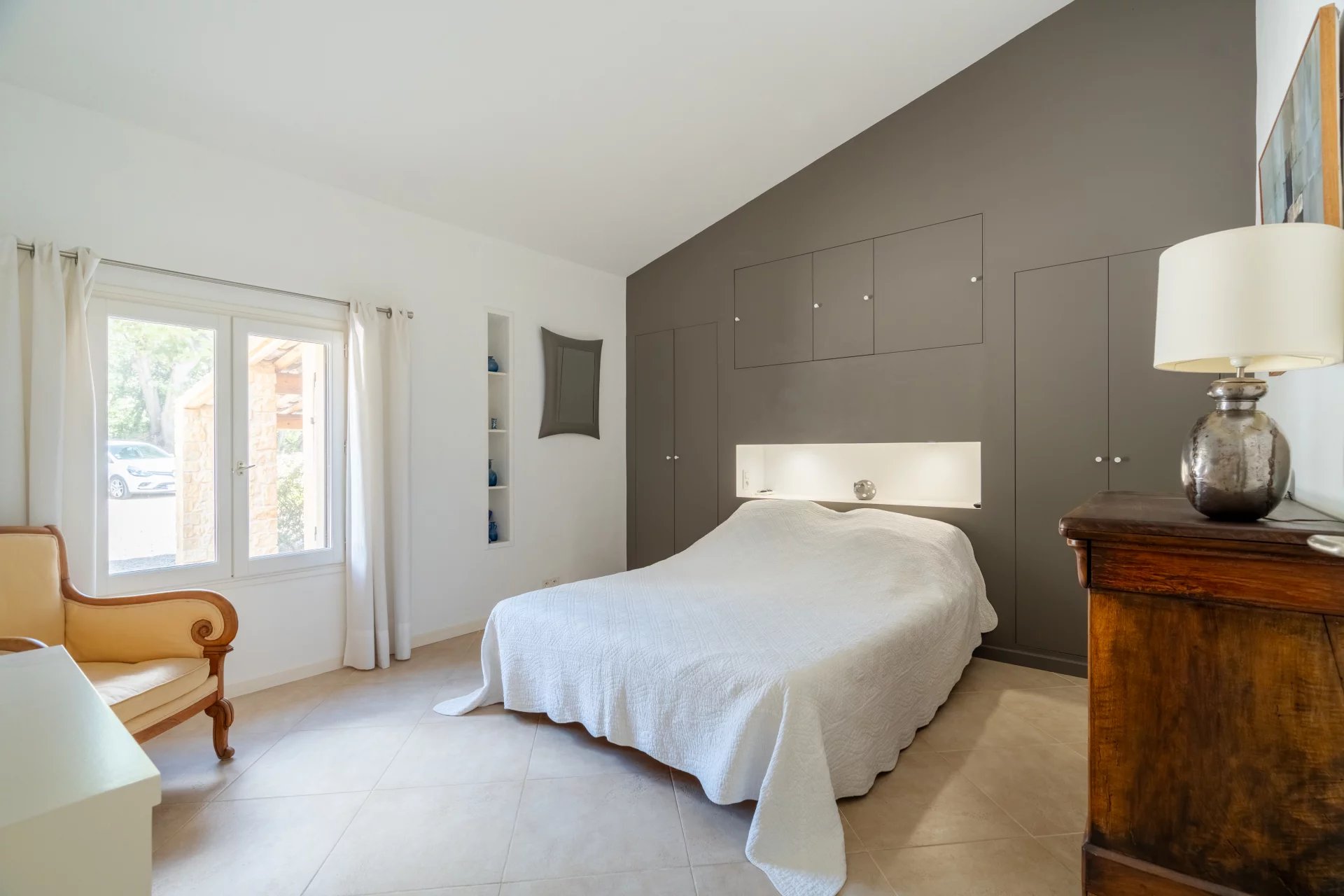 Between Lourmarin and Vaugines – An Exceptional Provençal Estate with Views of the Sainte-Victoire, Provence-Alpes-Côte d’Azur – France – BVI82375