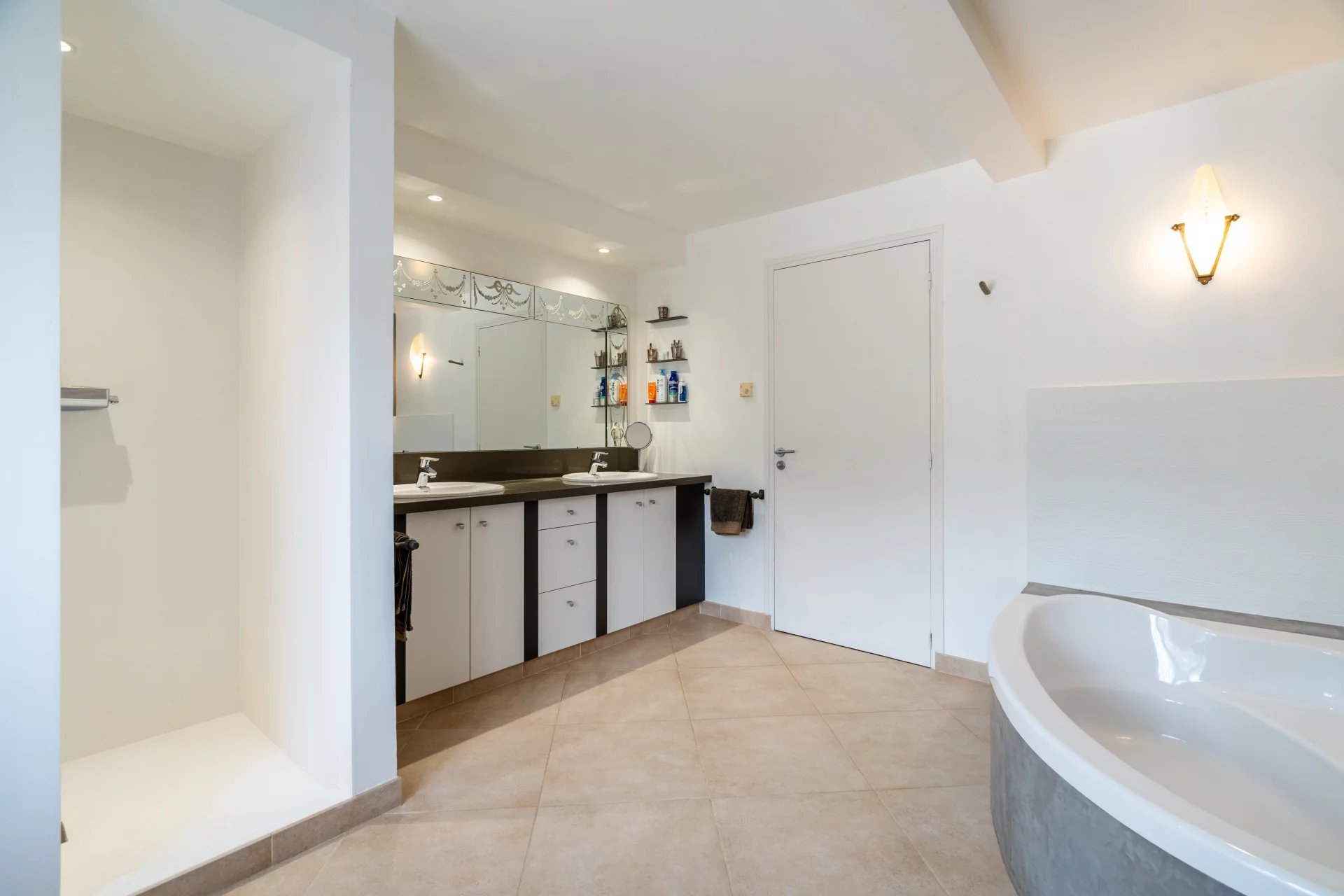 Between Lourmarin and Vaugines – An Exceptional Provençal Estate with Views of the Sainte-Victoire, Provence-Alpes-Côte d’Azur – France – BVI82375