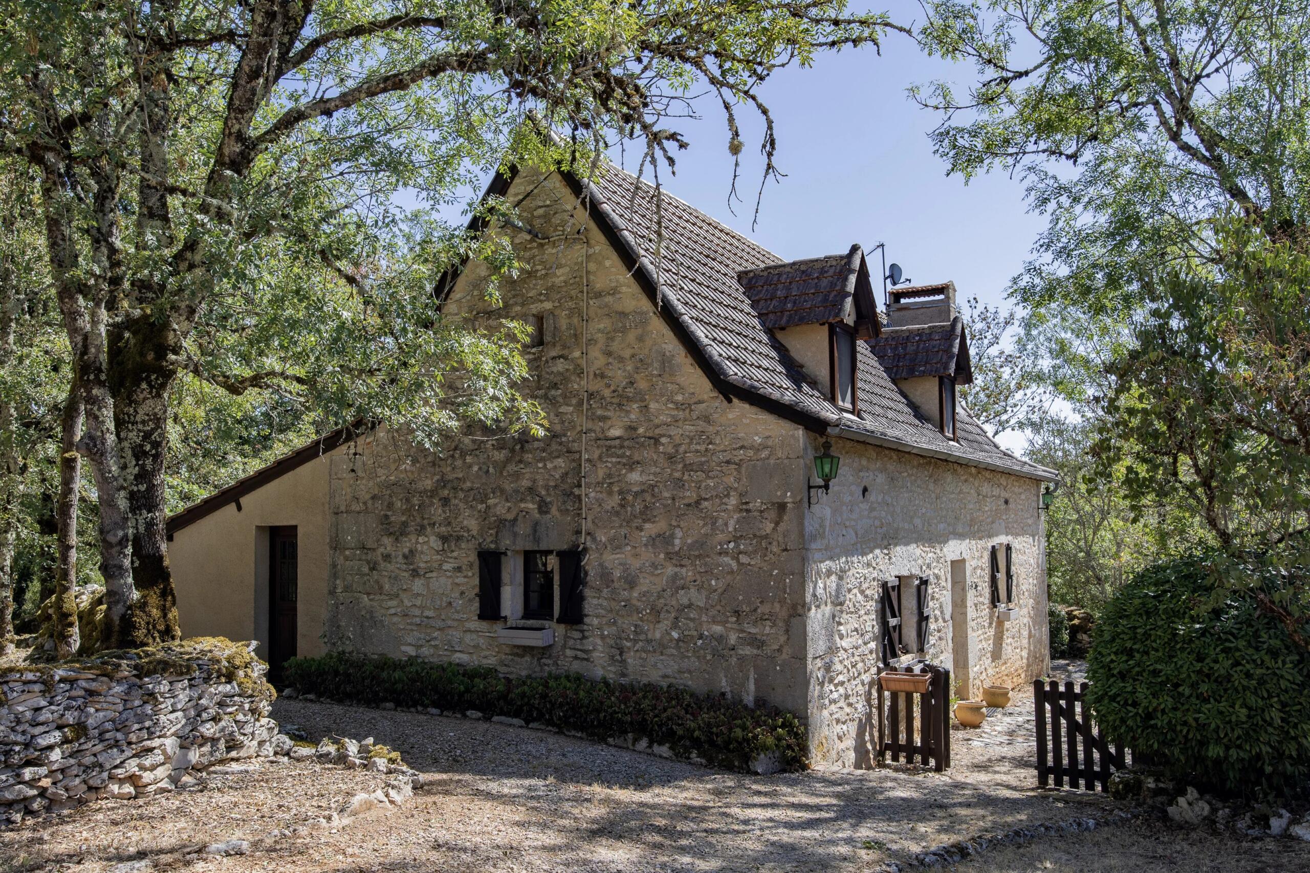 Causses du Quercy: Charming, stone property with swimming pool and two barns, Midi-Pyrénées – France – BVI80389
