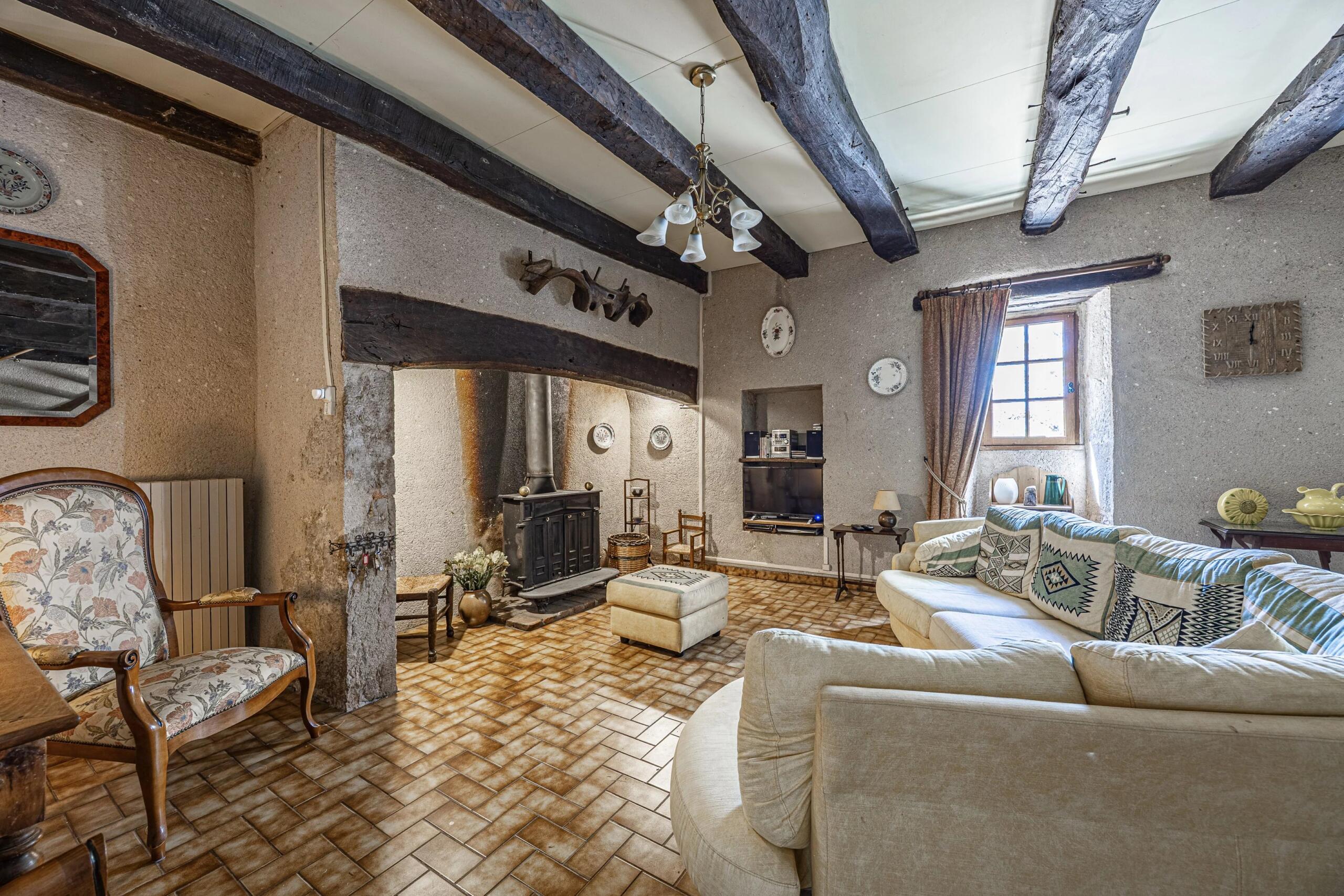 Causses du Quercy: Charming, stone property with swimming pool and two barns, Midi-Pyrénées – France – BVI80389