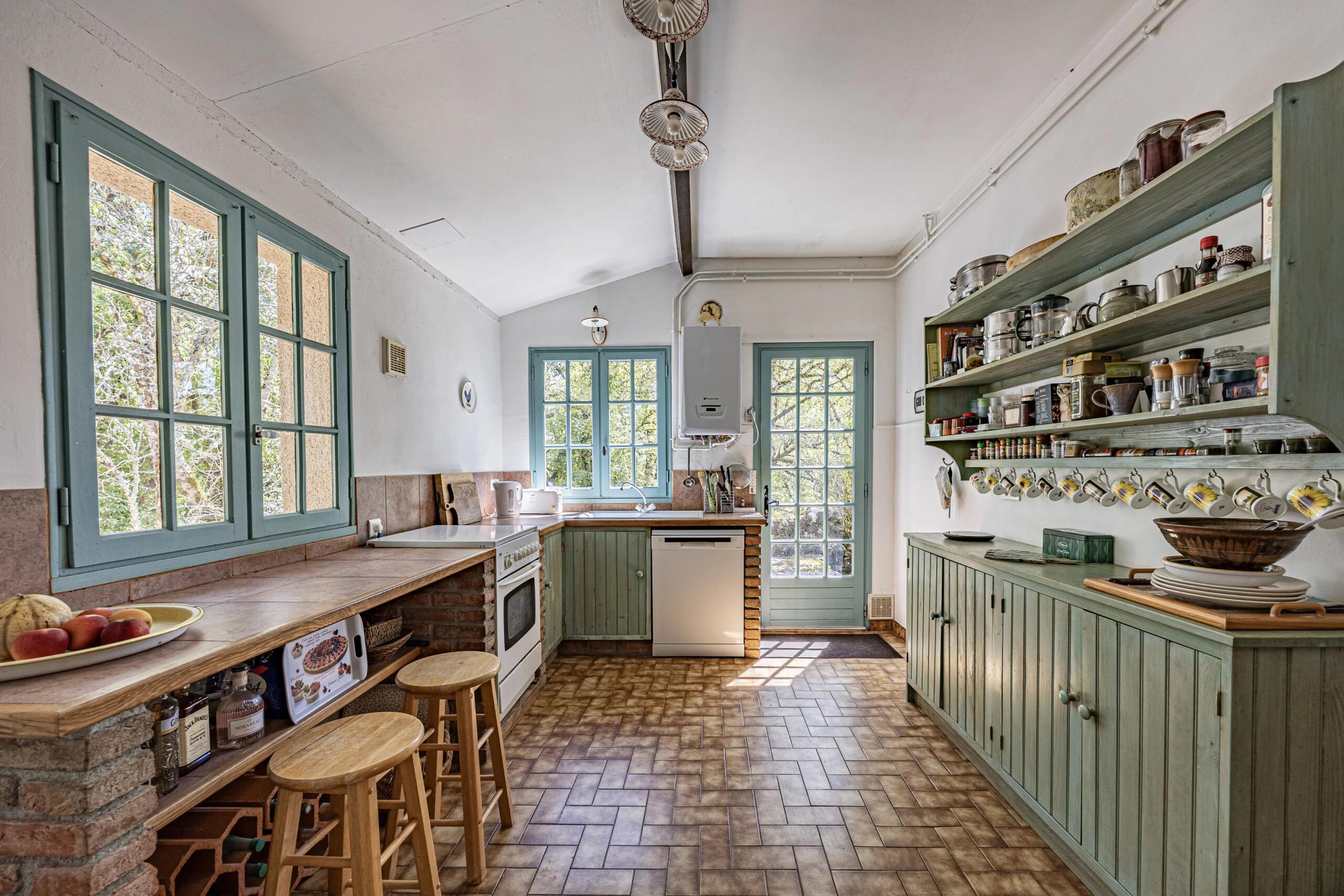 Causses du Quercy: Charming, stone property with swimming pool and two barns, Midi-Pyrénées – France – BVI80389