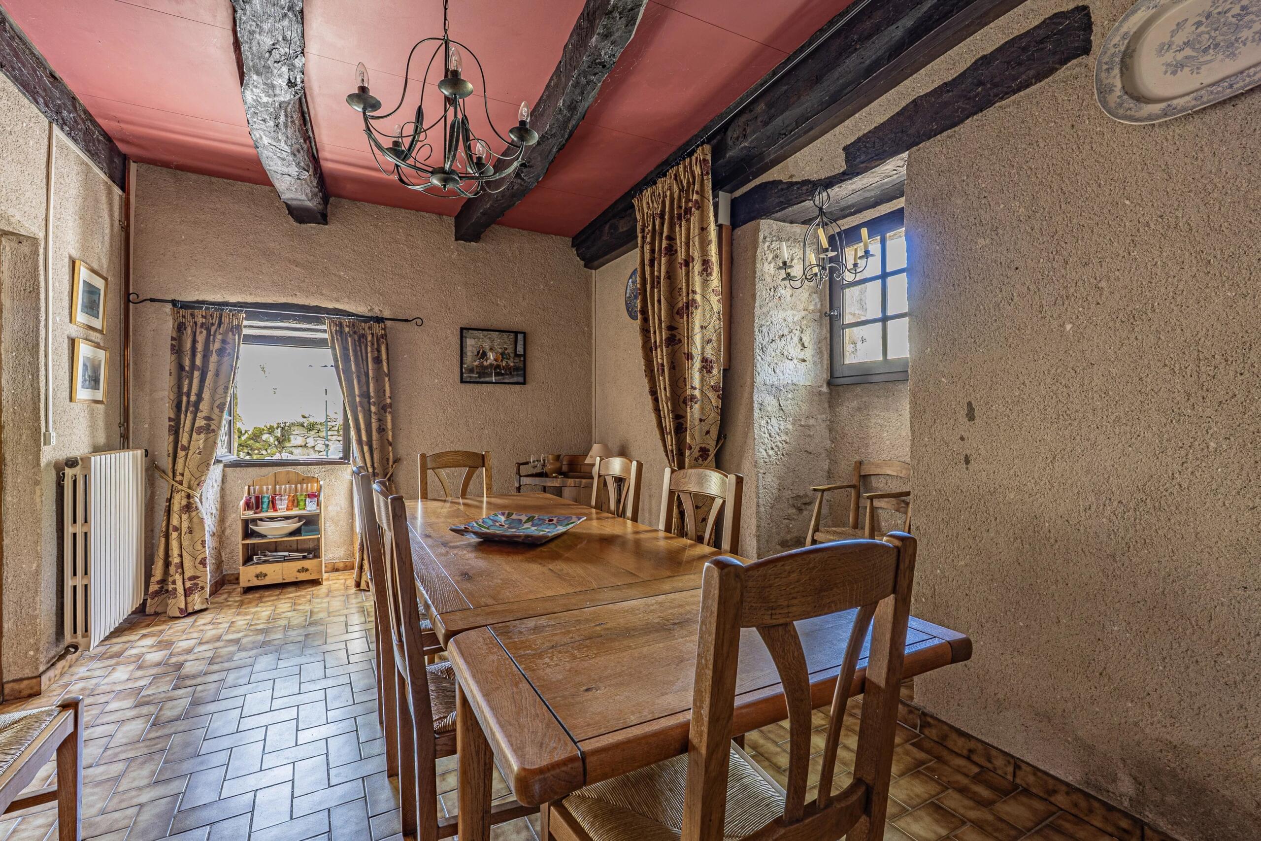 Causses du Quercy: Charming, stone property with swimming pool and two barns, Midi-Pyrénées – France – BVI80389