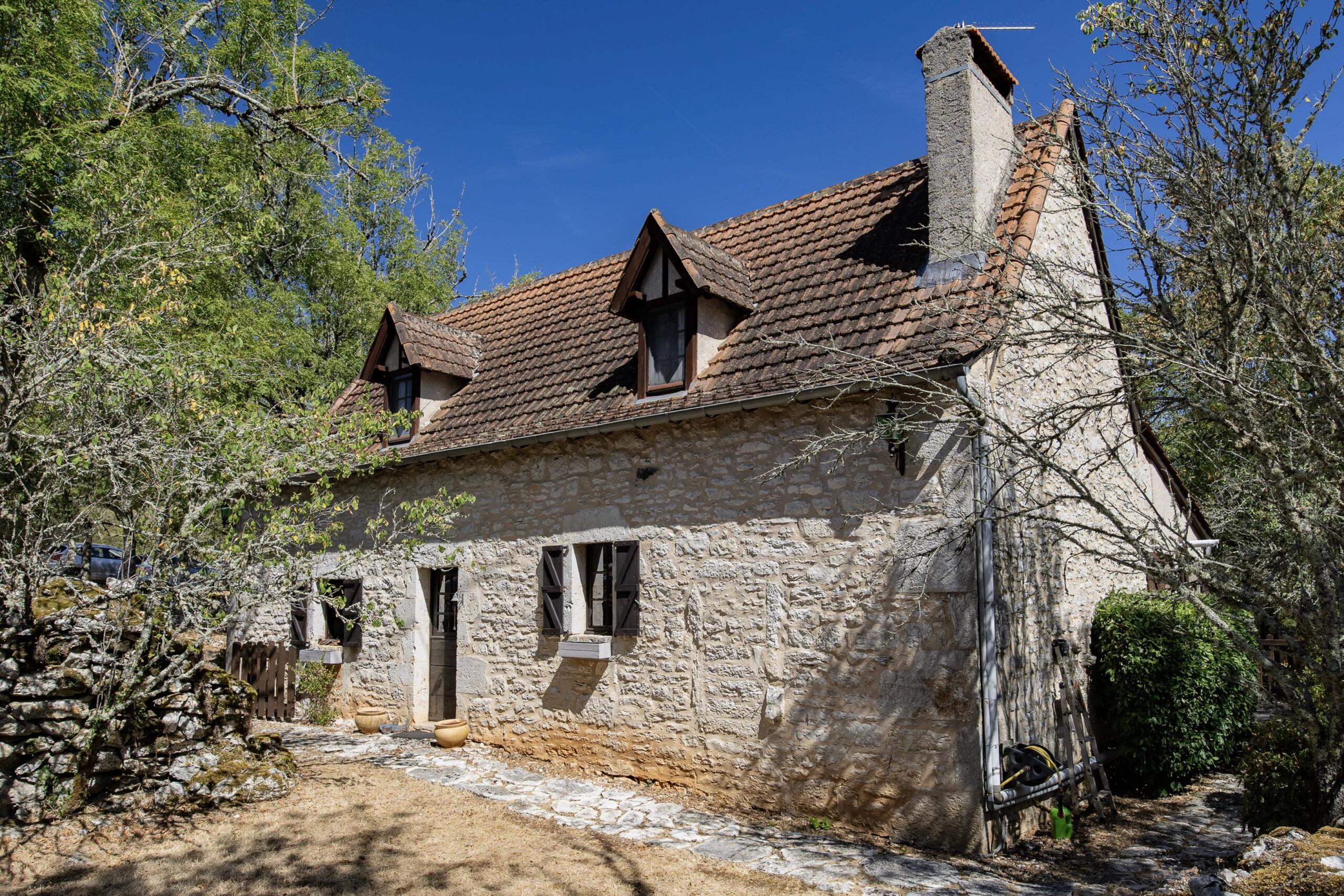 Causses du Quercy: Charming, stone property with swimming pool and two barns, Midi-Pyrénées – France – BVI80389