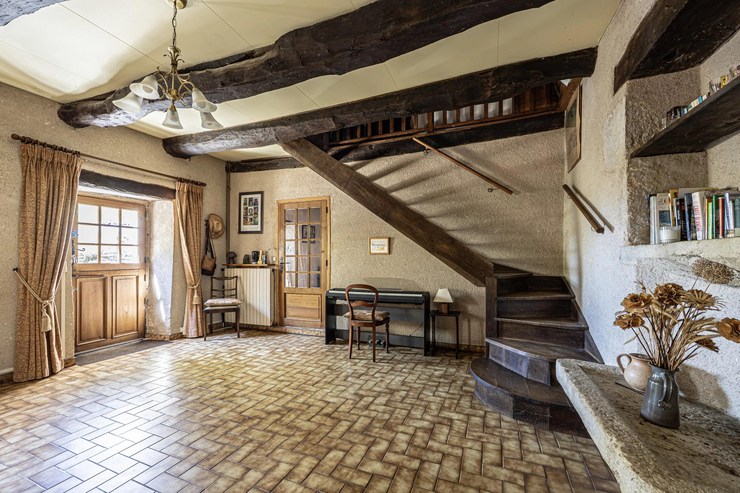 Causses du Quercy: Charming, stone property with swimming pool and two barns, Midi-Pyrénées – France – BVI80389