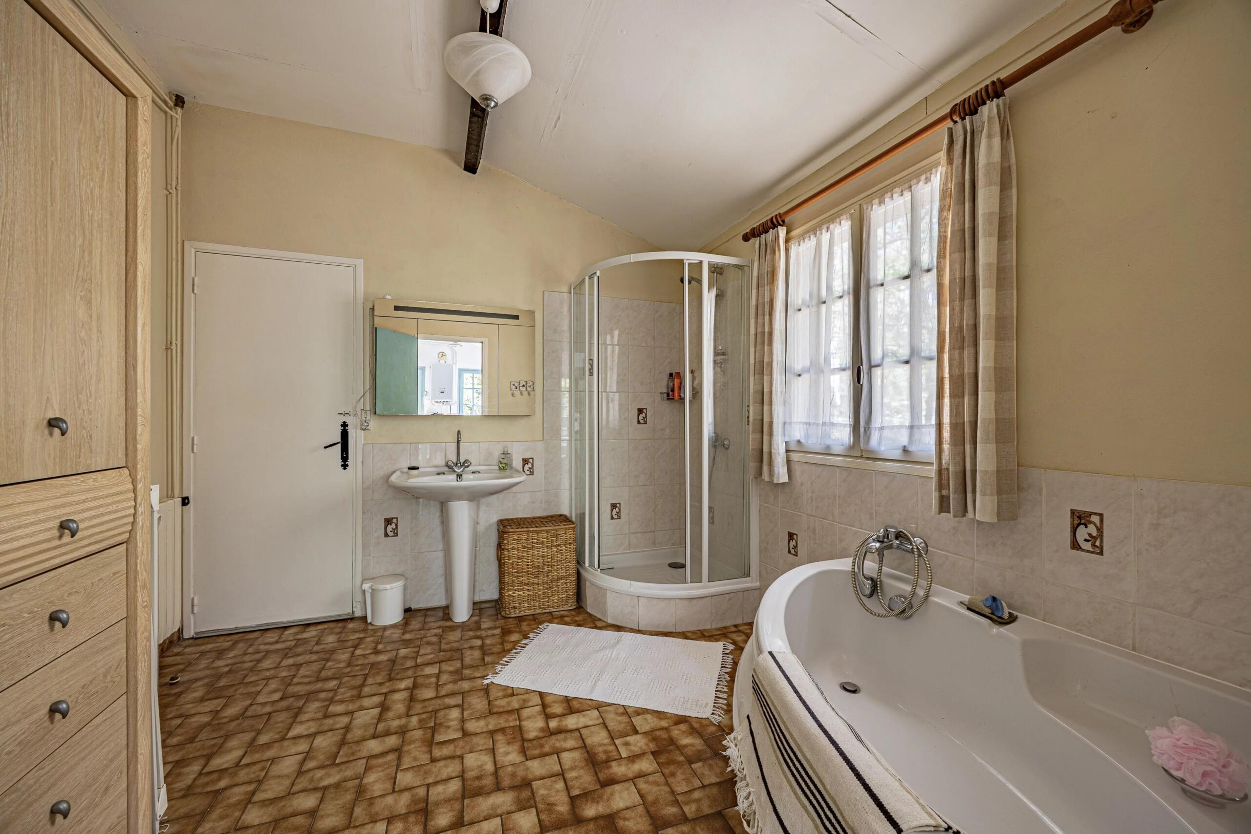 Causses du Quercy: Charming, stone property with swimming pool and two barns, Midi-Pyrénées – France – BVI80389