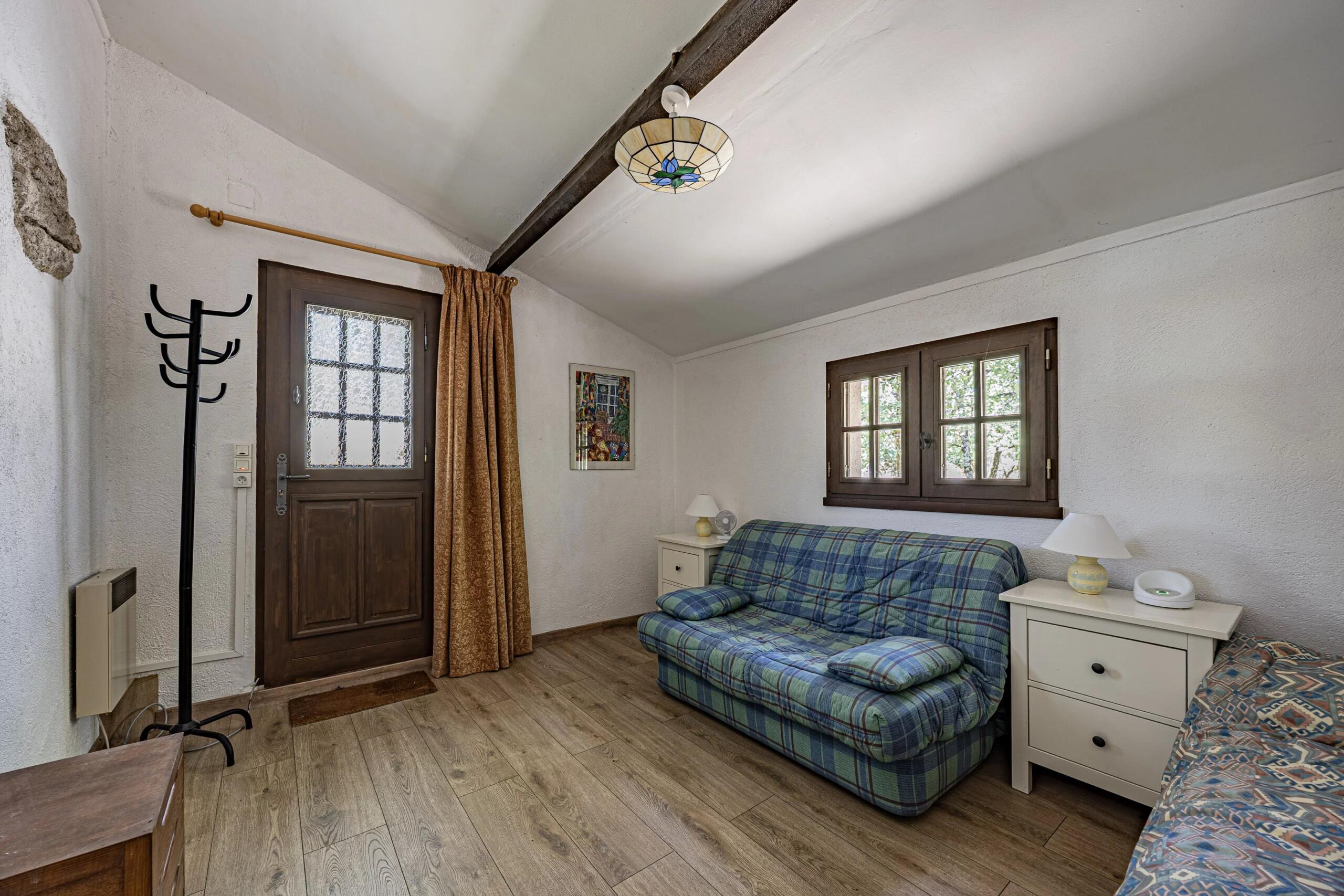 Causses du Quercy: Charming, stone property with swimming pool and two barns, Midi-Pyrénées – France – BVI80389