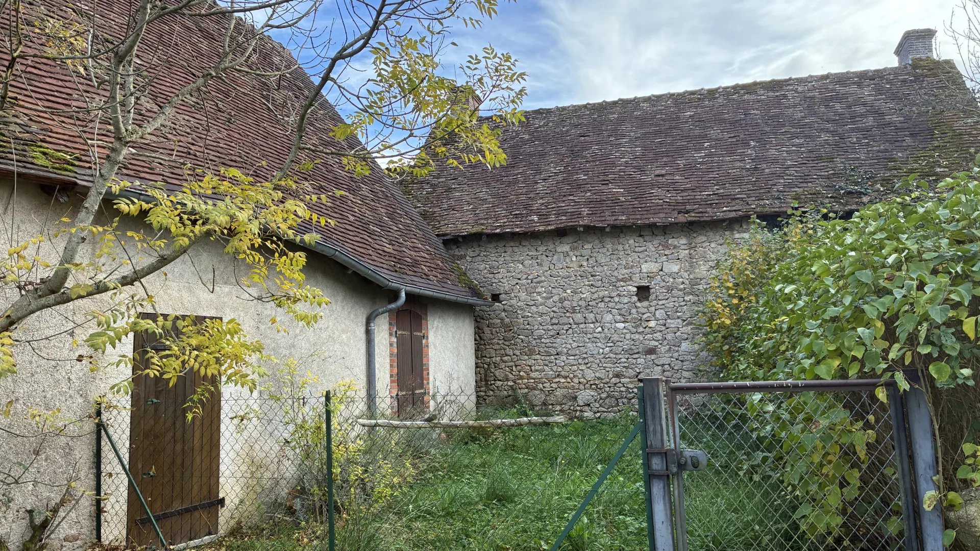 Small hamlet house with a barn and land, Poitou-Charentes – France – BVI83563