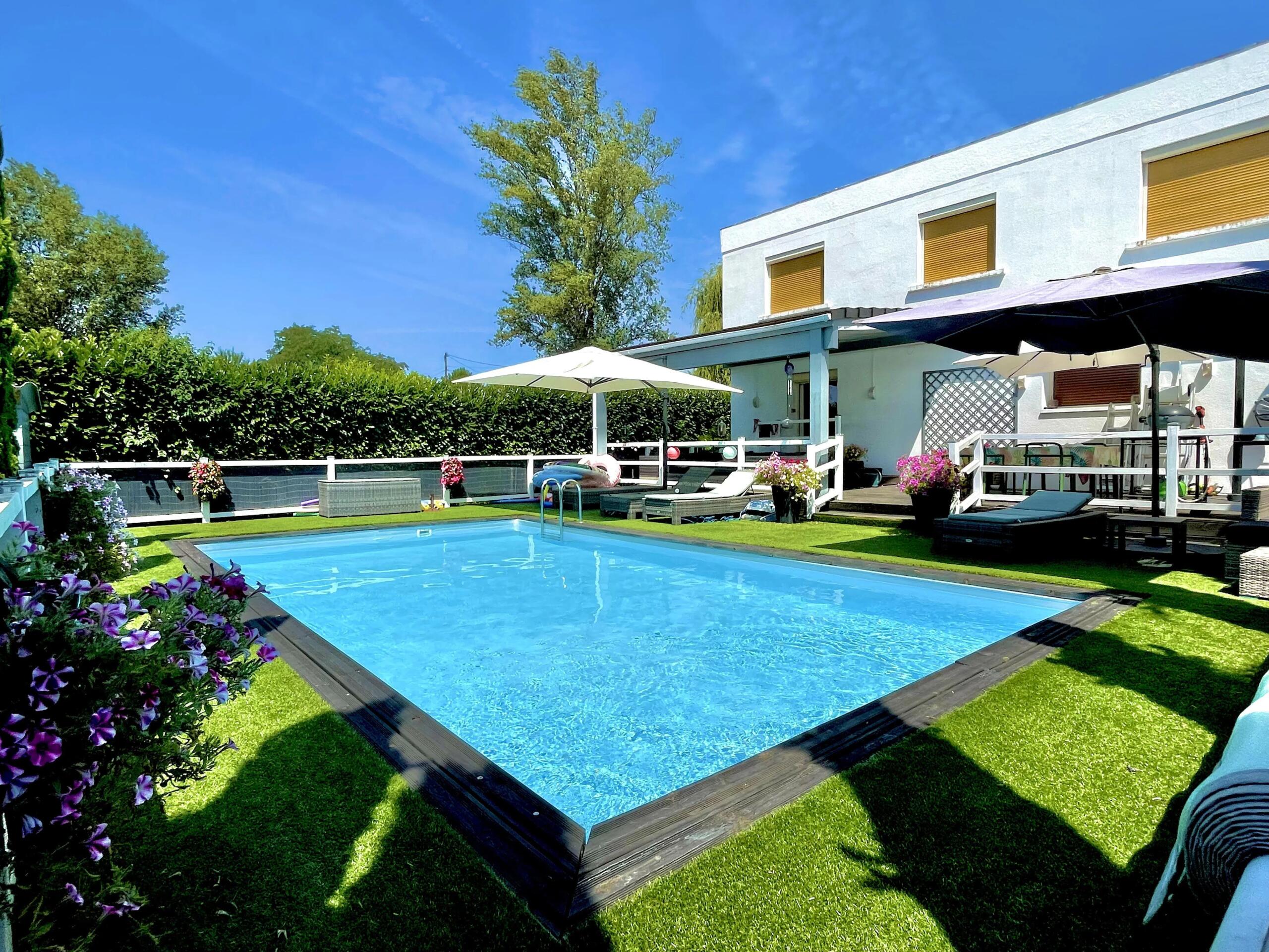 Beautifully Presented Home with Guest Apartment, Pool & Enclosed Gardens, Aquitaine – France – BVI83645